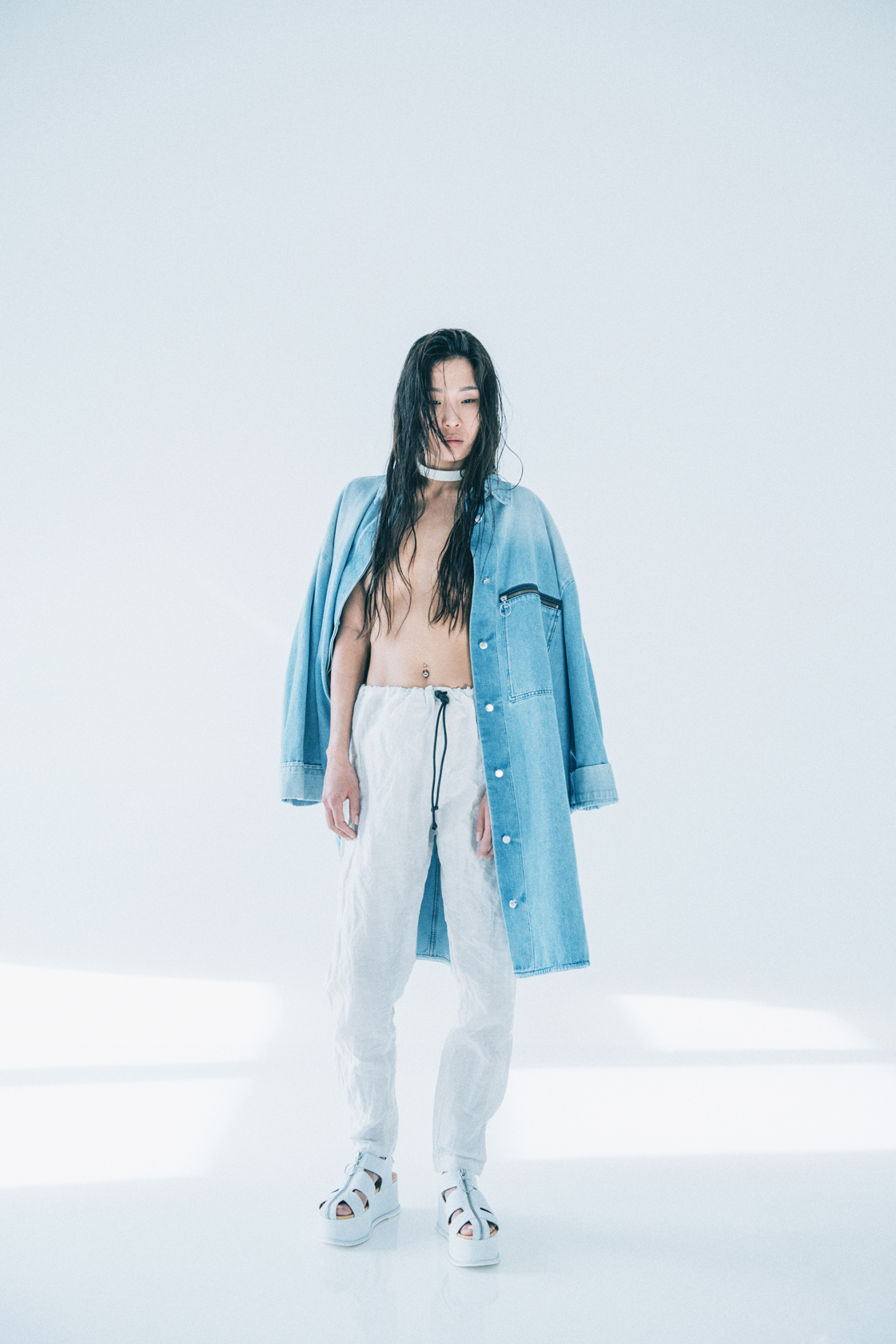 деним и обувки MM6 Maison Margiela, панталон Simona Tagliaferri от Plus Zero Concept Store
