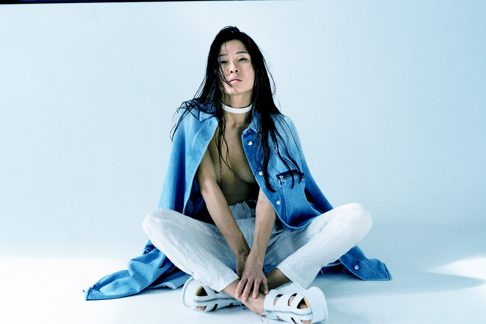 деним и обувки MM6 Maison Margiela, панталон Simona Tagliaferri от Plus Zero Concept Store