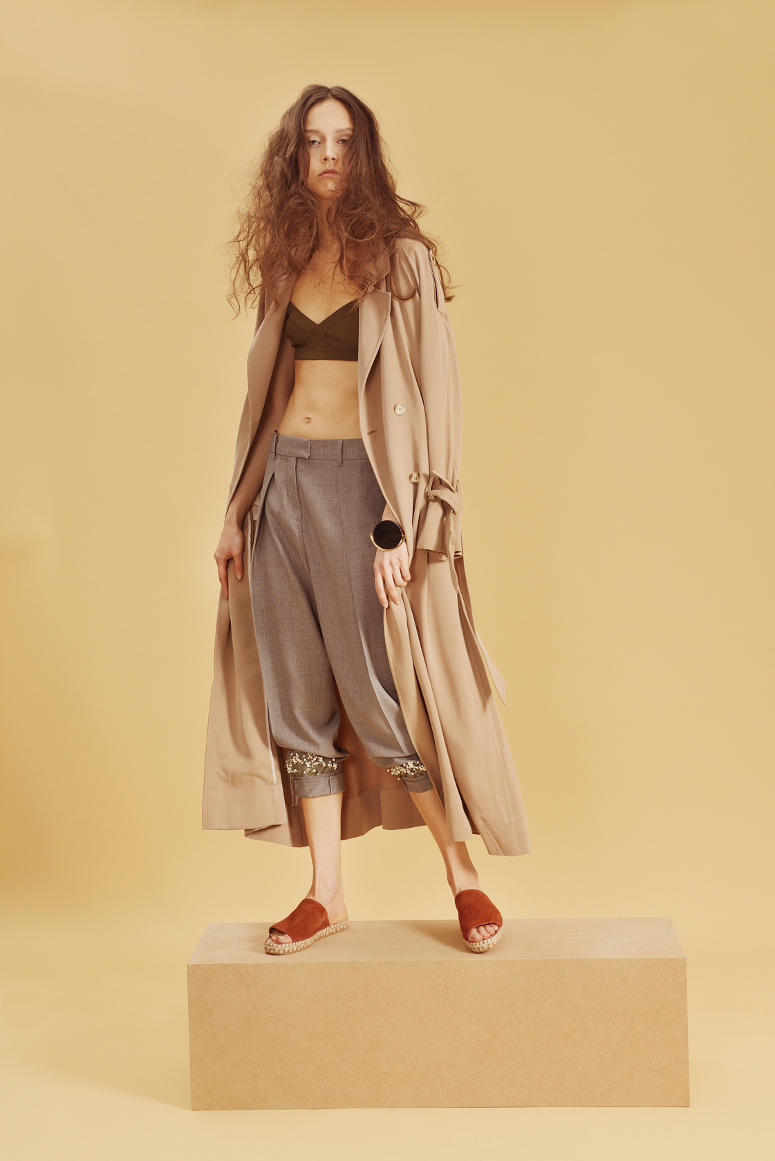 панталон Max Mara, бански, тренч и обувки H&M, гривна Marni от Plus Zero Concept Store