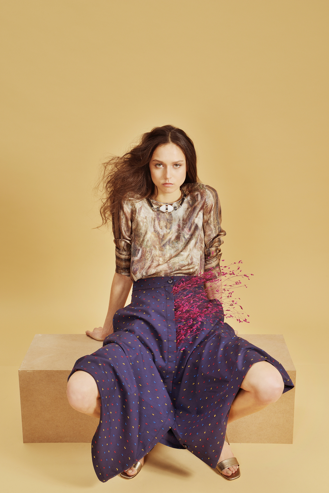 топ H&M Conscious Exclusive, пола H&M, обувки Marella, колие Weekend Max Mara от MDL
