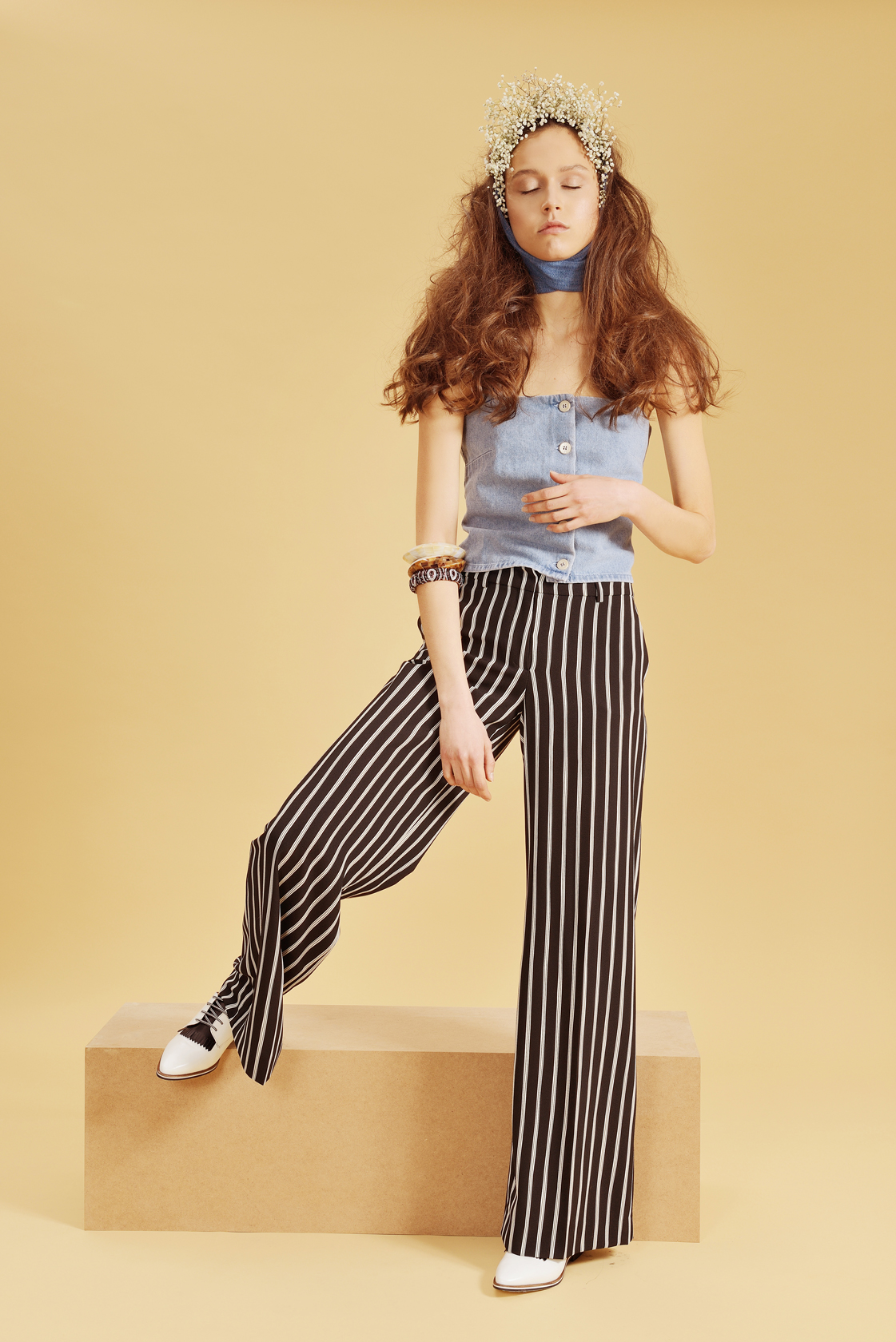 топ и седефена гривна H&M, панталон Weekend Max Mara и гривни Maliparmi от MDL, обувки Sisley