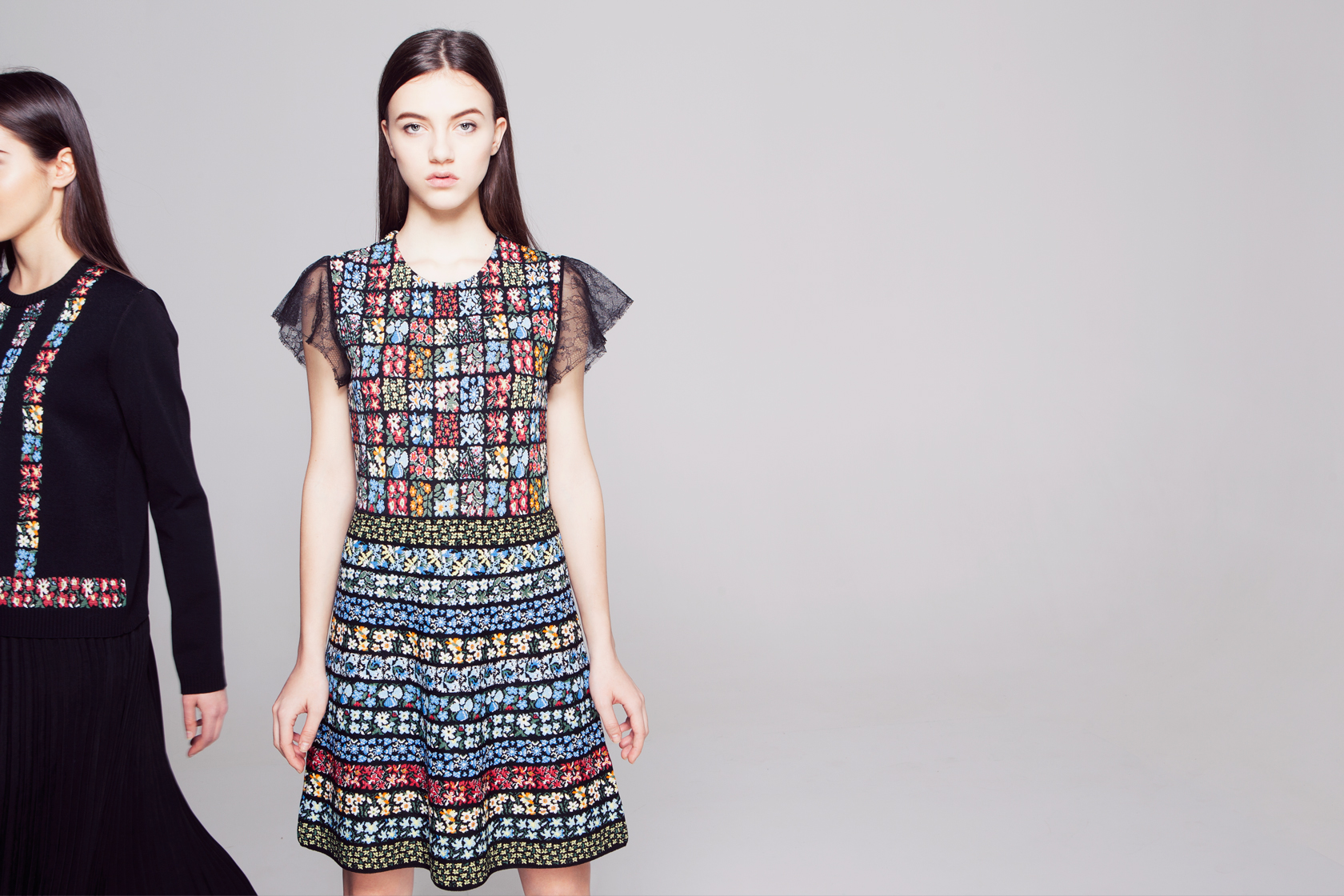 Ванеса е с рокля Valentino от Pap. Деа е с пуловер Valentino от Pap и пола Joseph от Plus Zero Concept Store