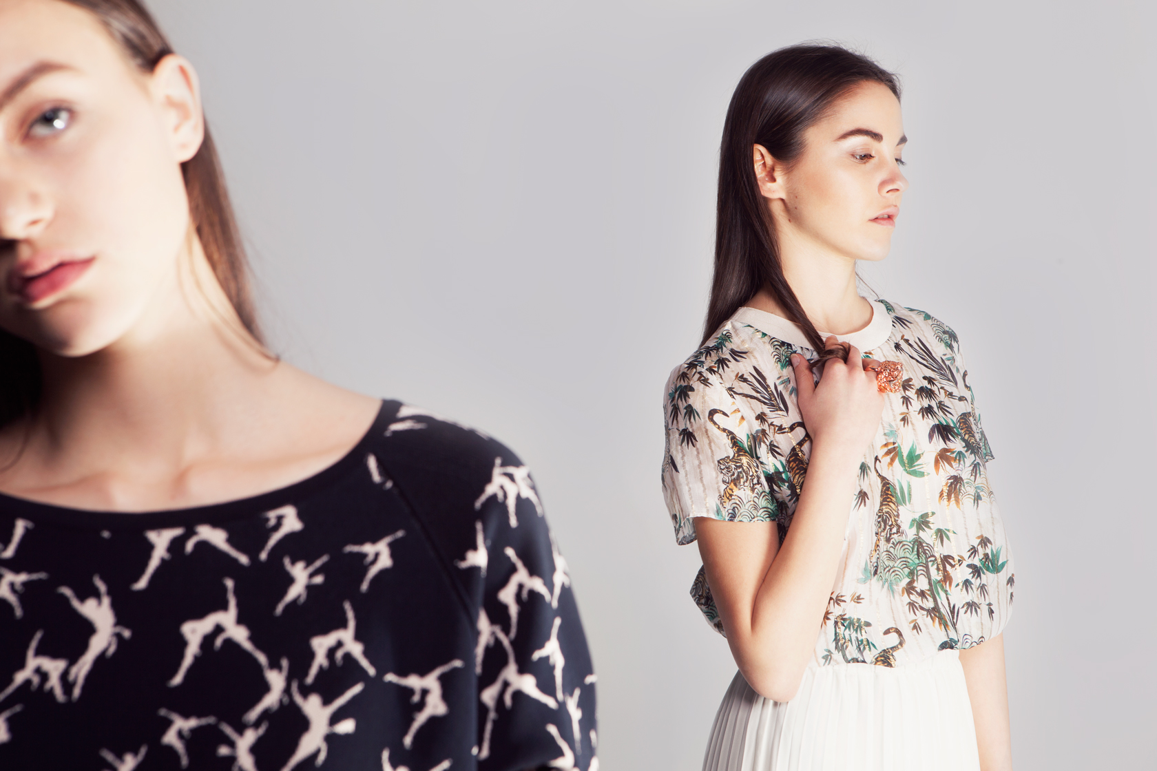 Ванеса е с блуза Max Mara. Деа е с тениска и пола H&M и пръстен Acne Studios от Plus Zero Concept Store