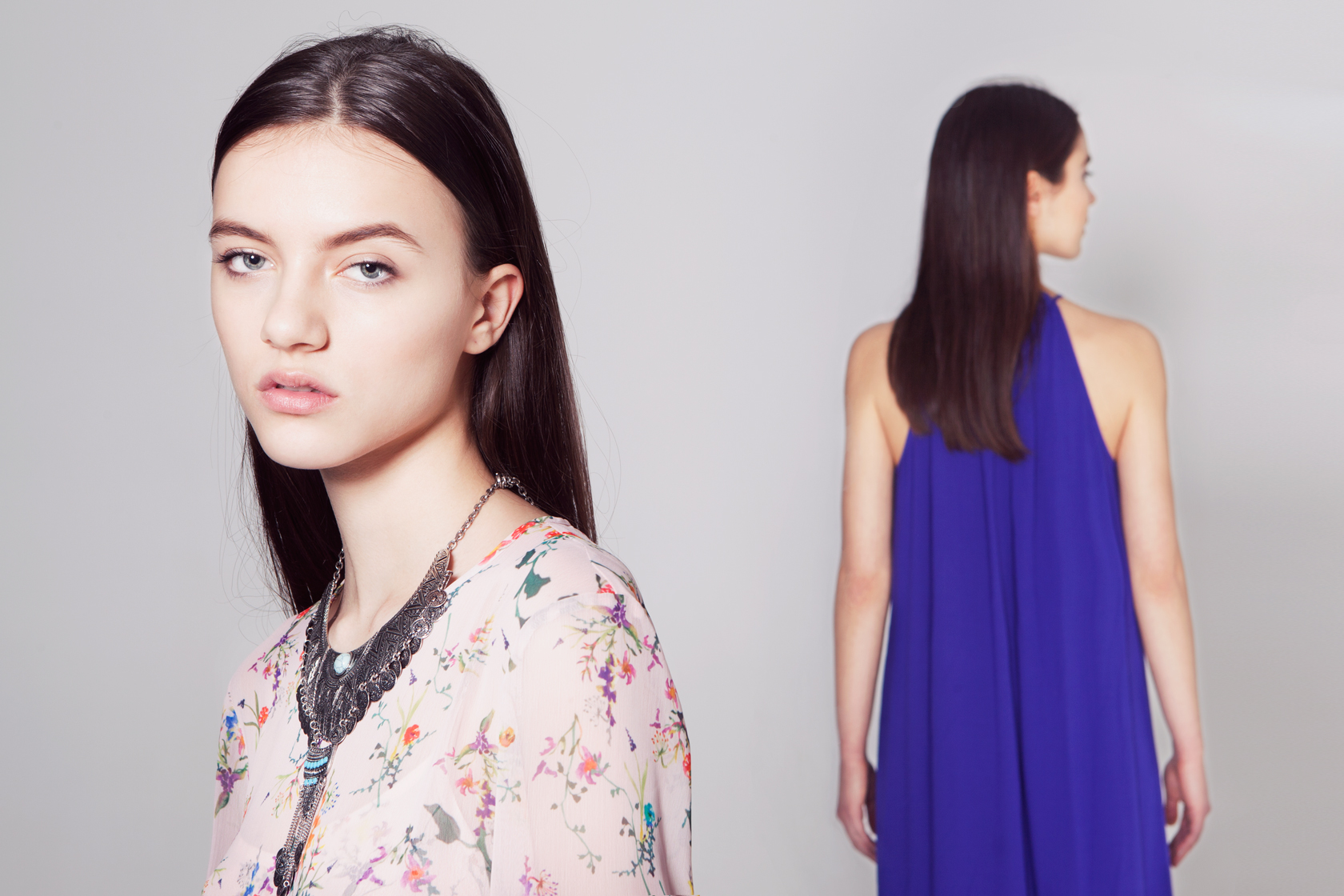 Ванеса е с рокля и колие H&M. Деа е с рокля H&M