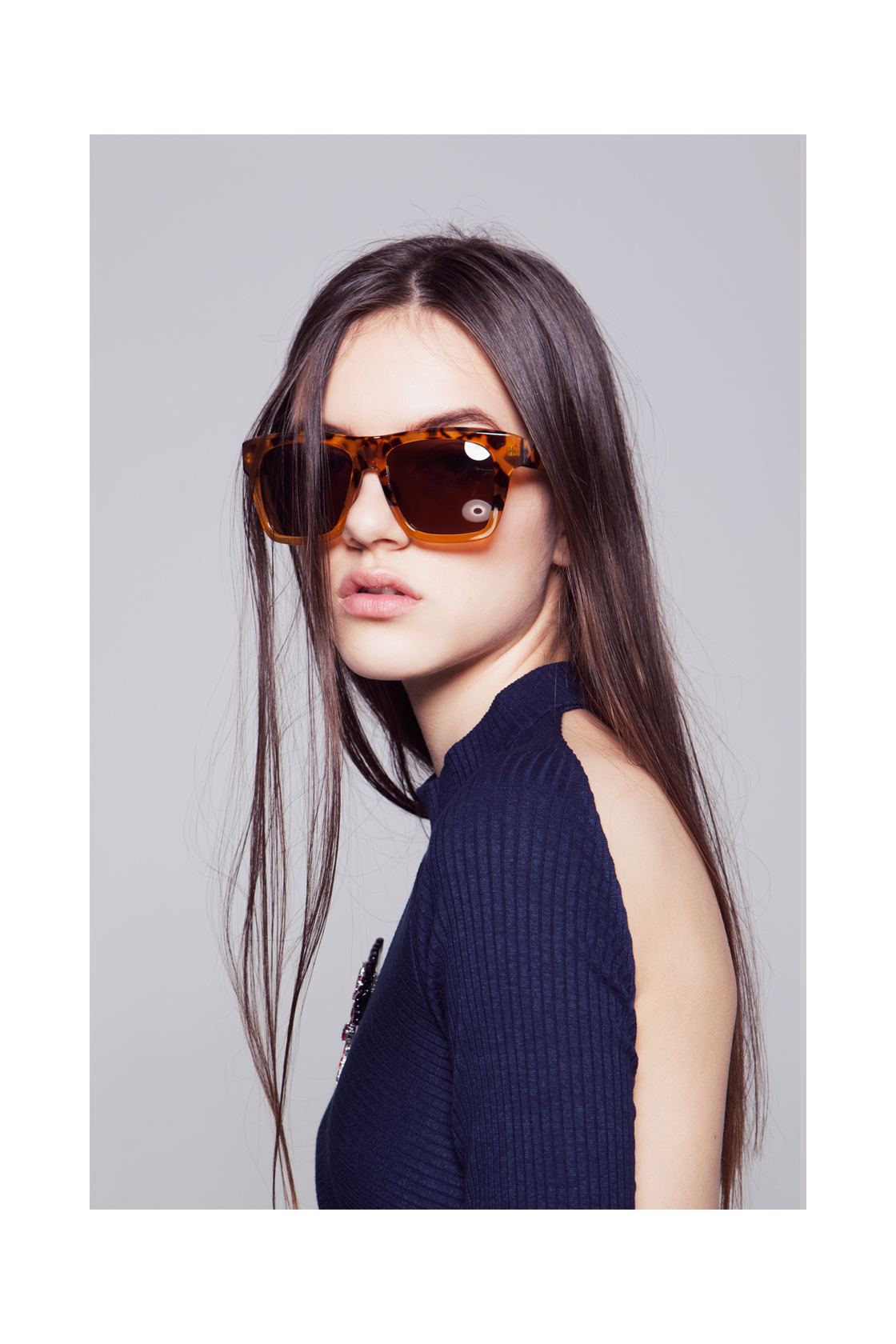 Боди и очила H&M, брошка Weekend Max Mara