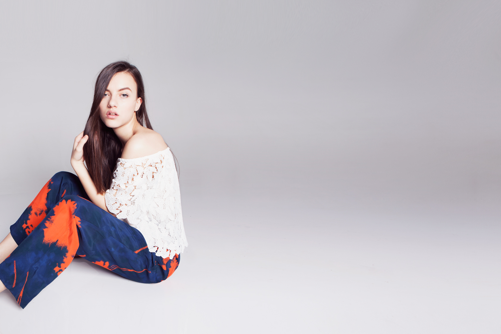 Ванеса е с блуза H&M Conscious Exclusive‎, панталон и обувки H&M