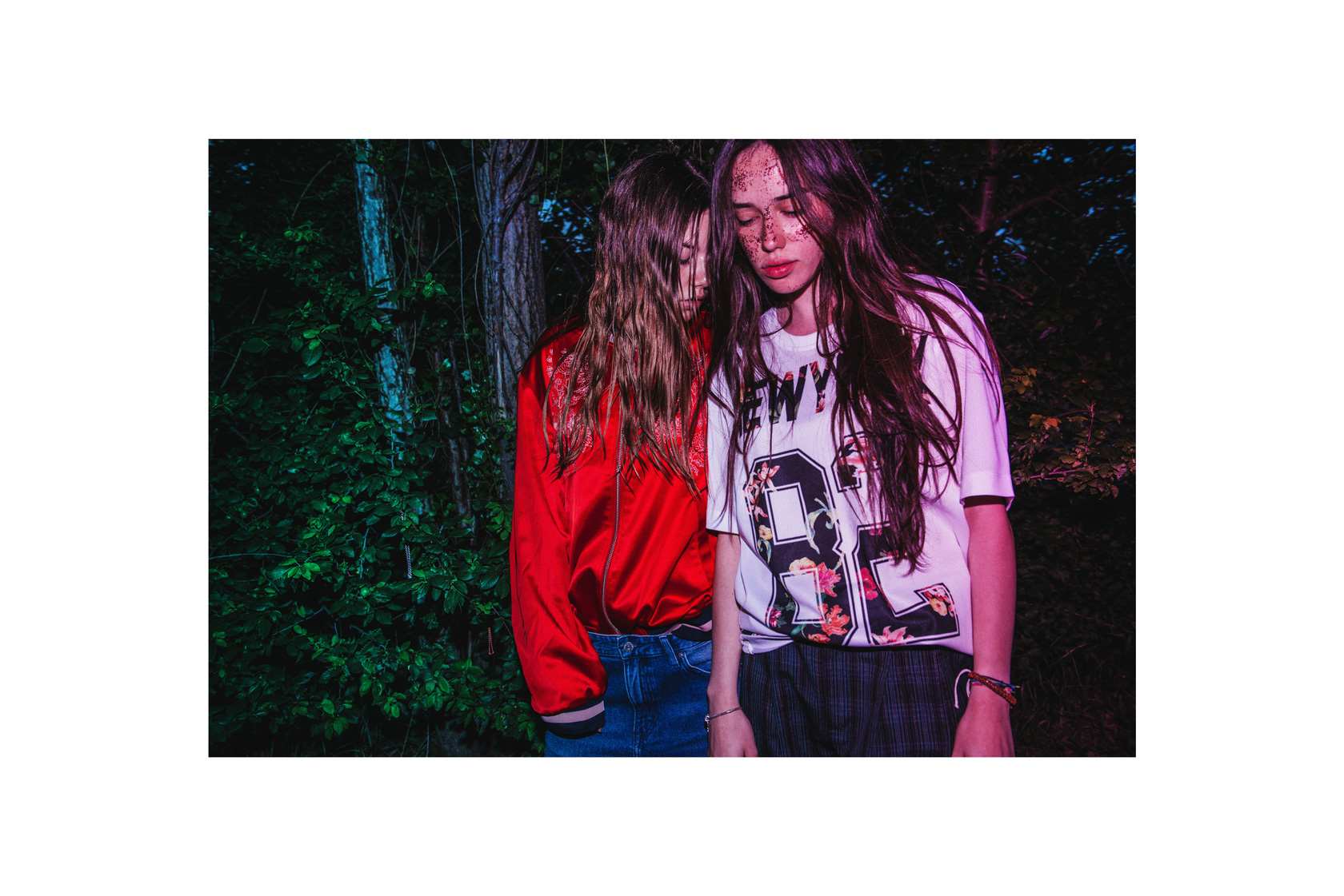 Ивет е с яке и дънки H&M и обувки Benetton. Анна е с тениска Benetton, панталон Paul Smith от Week&Shop MDL и обувки H&M Ивет е с яке и дънки H&M и обувки Benetton. Анна е с тениска Benetton, панталон Paul Smith от Week&Shop MDL и обувки H&M