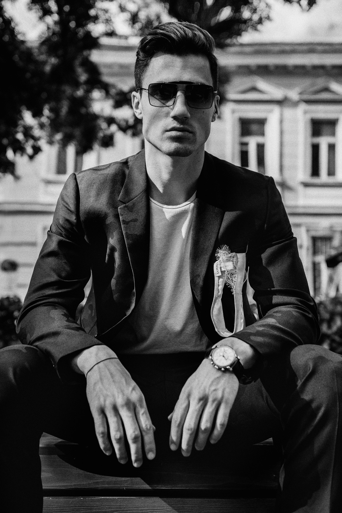 Костюм Valentino от PAP, тениска American Vintage от Collective, бельо La Perla, часовник Zenith от Giulian, очила Gucci от оптики Leonardo