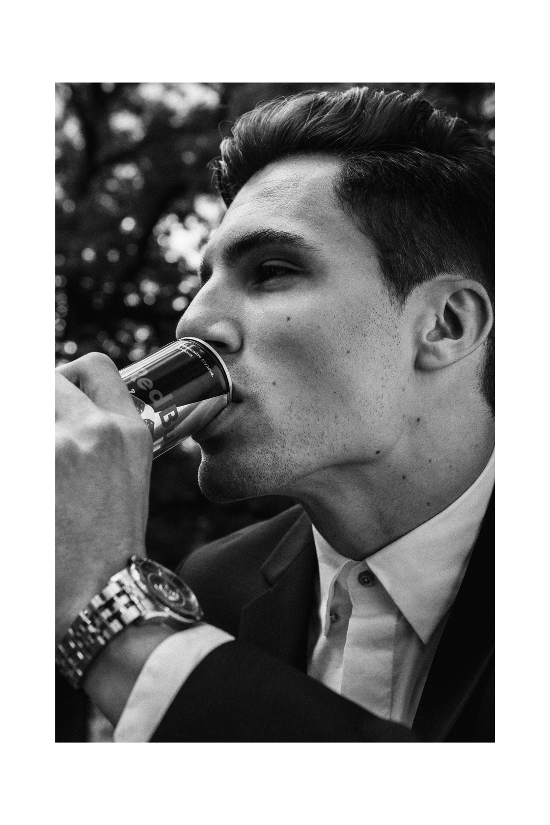 Сако Zegna от Week&Shop MDL, риза Marni от Plus Zero Concept Sore, часовник Perrelet от Giulian
