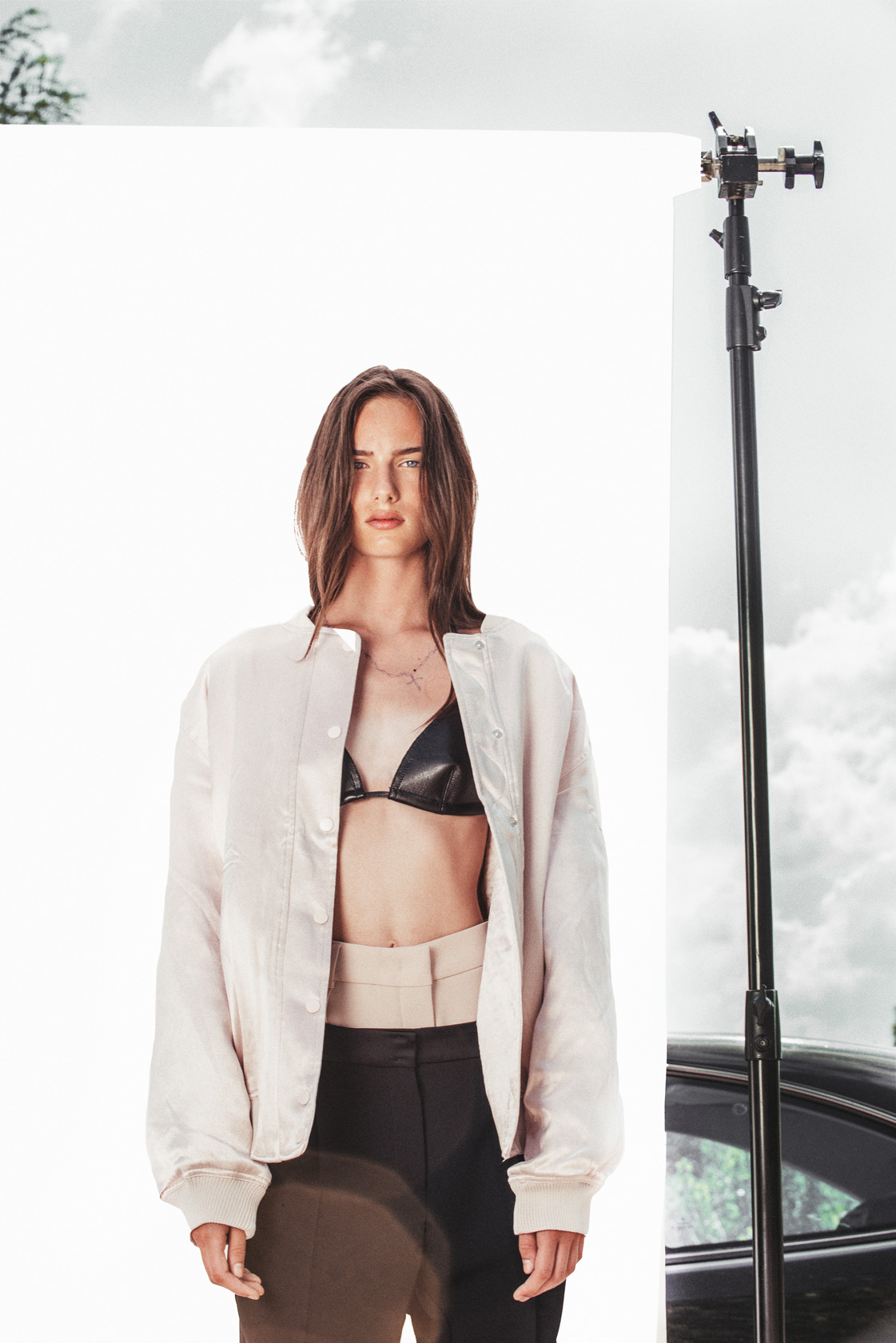 Бомбър H&M, топ MM6 и черен панталон Marni от Plus Zero Conceot Store, панталон Max Mara