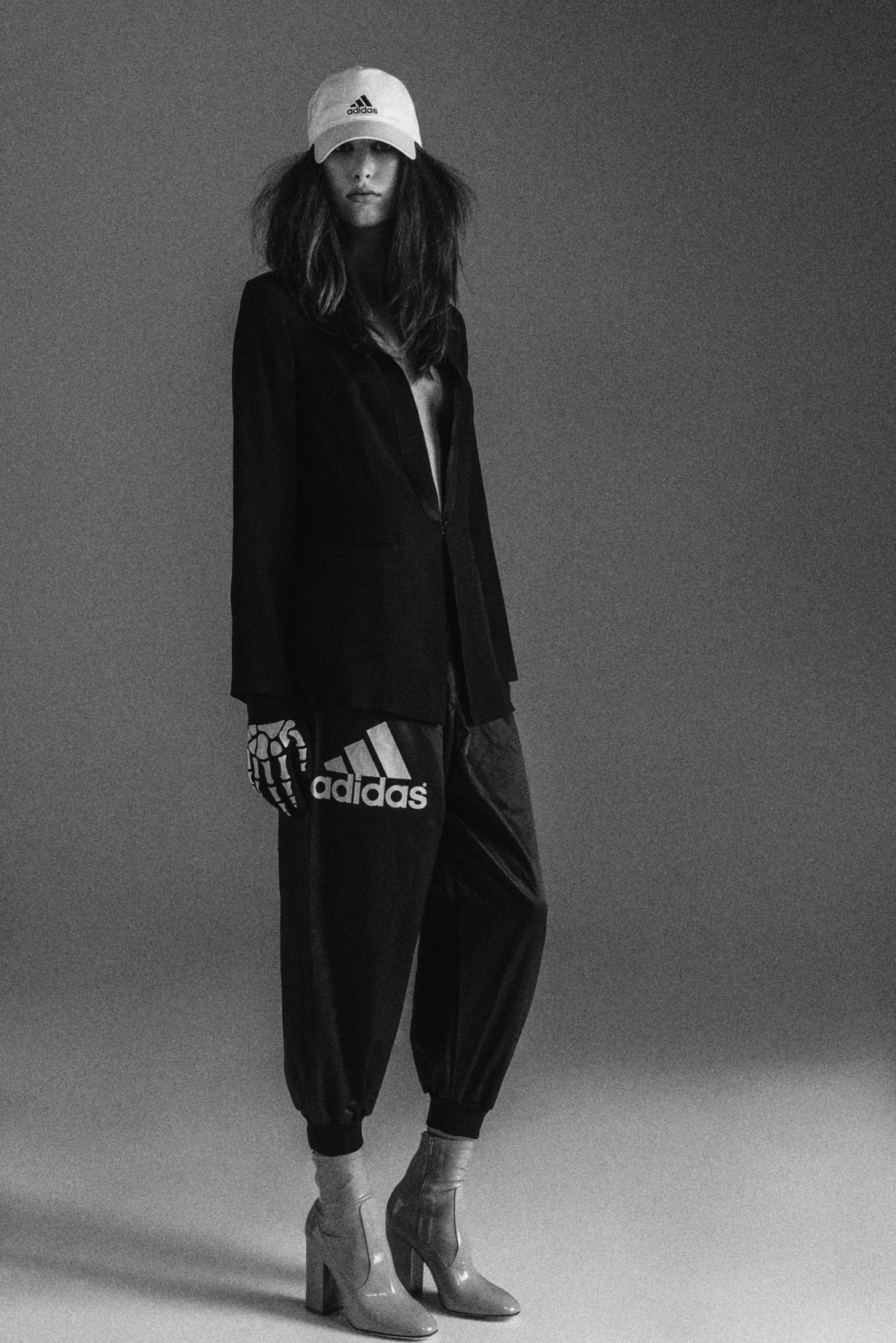 Шапка adidas, сако Sisley, боти Valentino от PAP