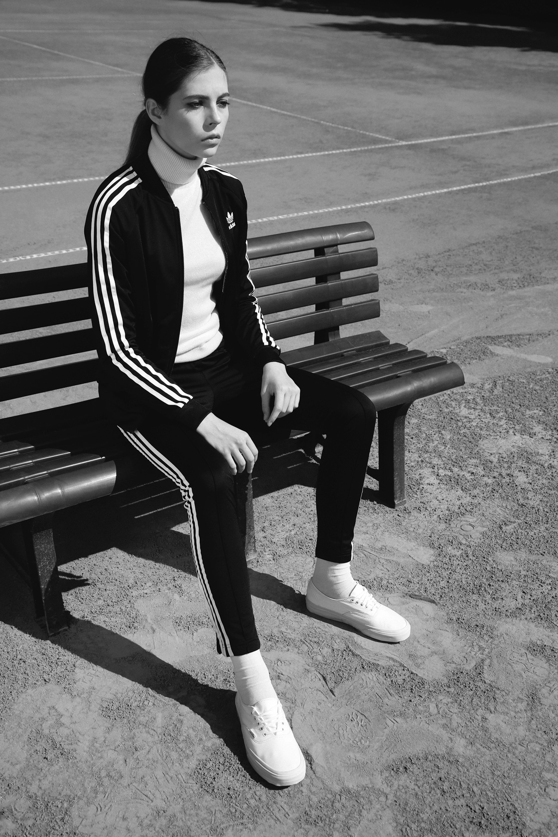 Суичър и панталон: Adidas Originals, Поло: United Colors of Benetton, Обувки: Vans от Foot Court