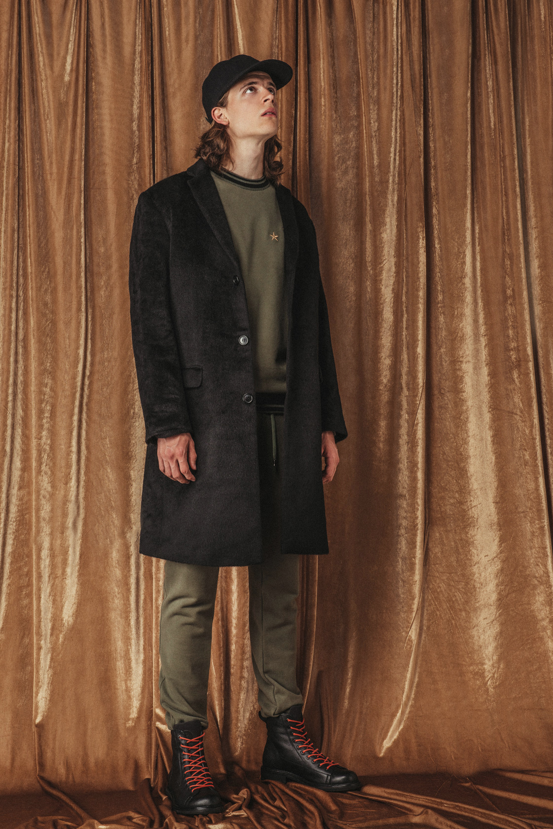 Блуза и спортен панталон Ermanno Scervino от PAP, палто H&M, боти G-Star, шапка Kazuyuki Kumagai от Plus Zero Concept Store