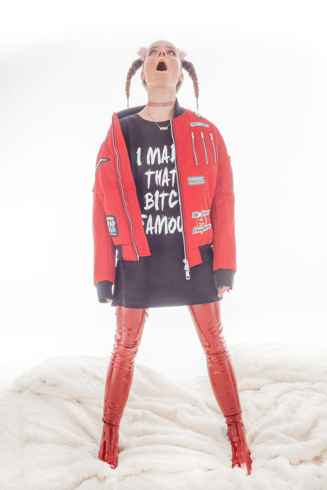 Яке The New Designers и тениска Mister Tee от Massive, чизми Valentino от PAP