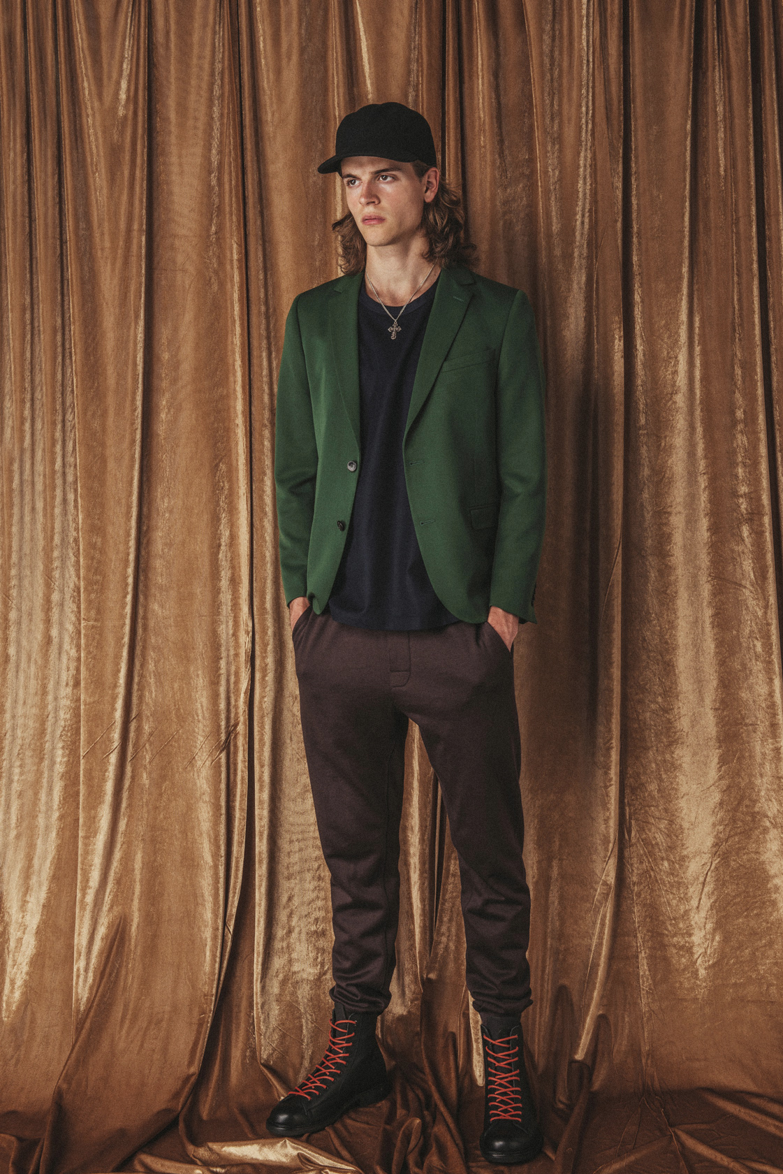 Сако Elite Collection, блуза Valentino от PAP, панталон H&M, боти G-Star, шапка Kazuyuki Kumagai от Plus Zero Concept Store