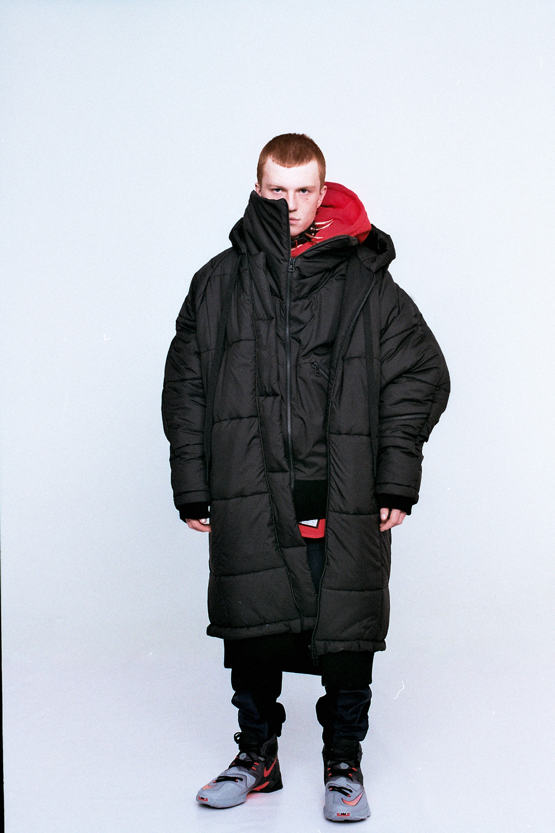 Пухено палто и елек Barbara I Gongini от Plus Zero Concept Store, суитчър CROOKS&CASTLES от Massive, панталон Error Of Youth от Totally Erected Store, маратонки Nike от Foot Court