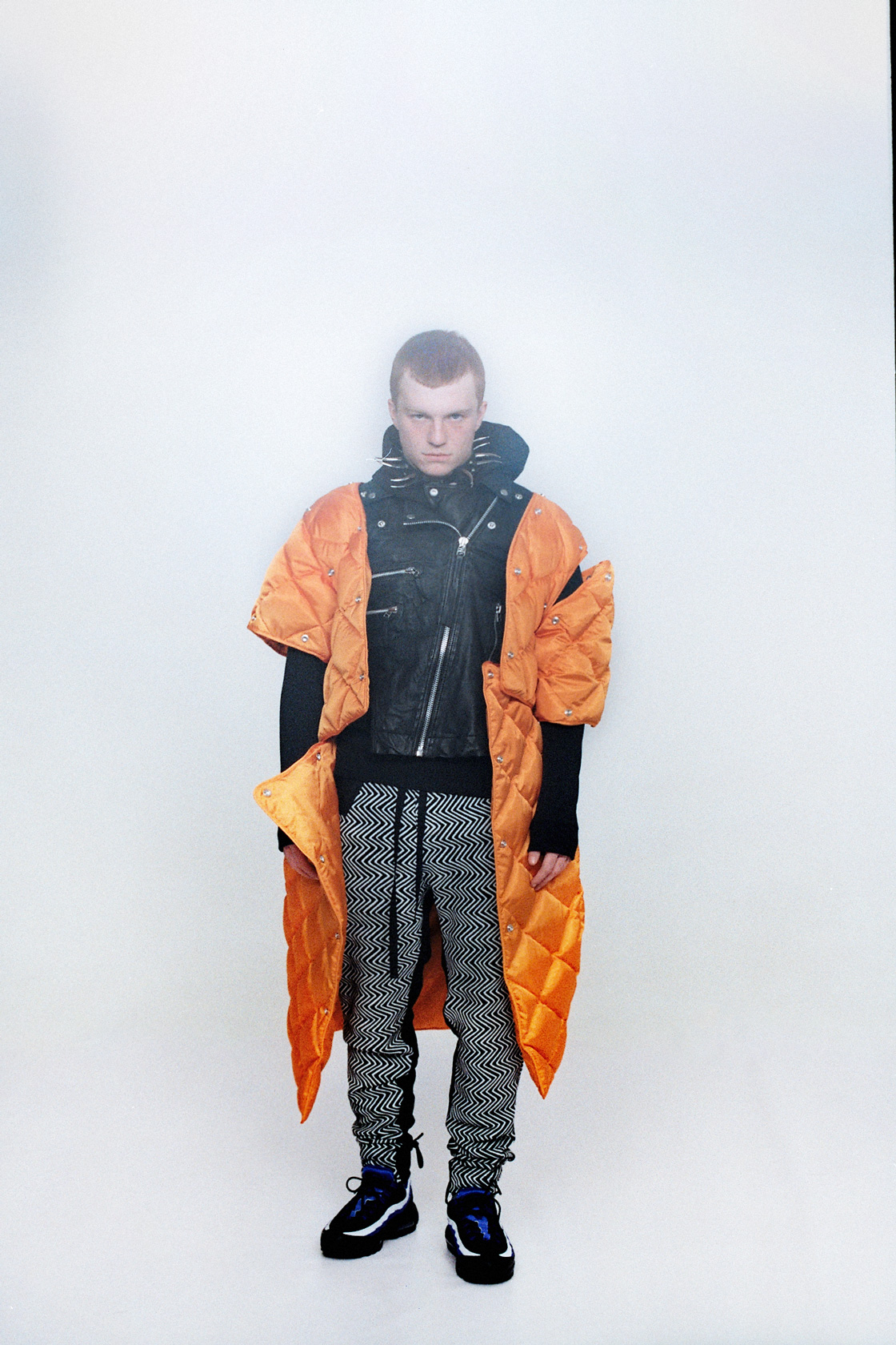 Елек Barbara I Gongini и пухенка Acne Studios от Plus Zero Concept Store, блуза и панталон Error Of Youth от Totally Erected Store, маратонки Nike от Foot Court