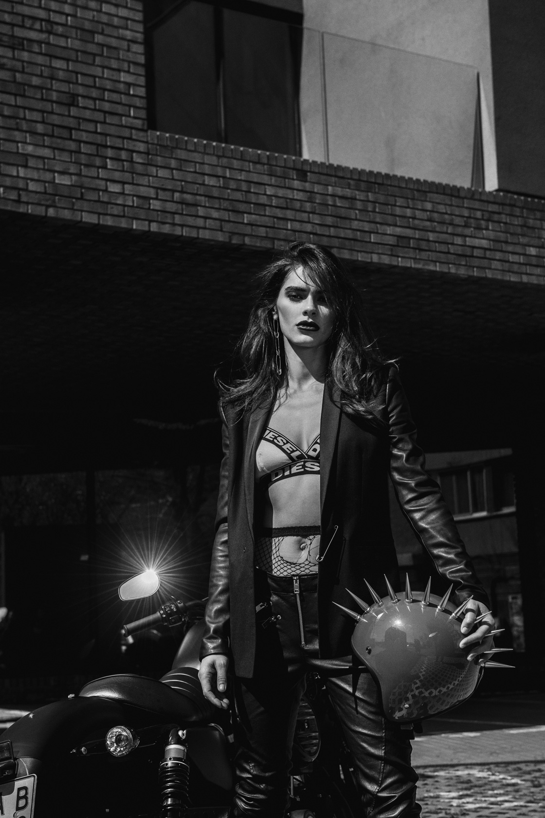 Сако, бельо, панталон Diesel, обици H&M