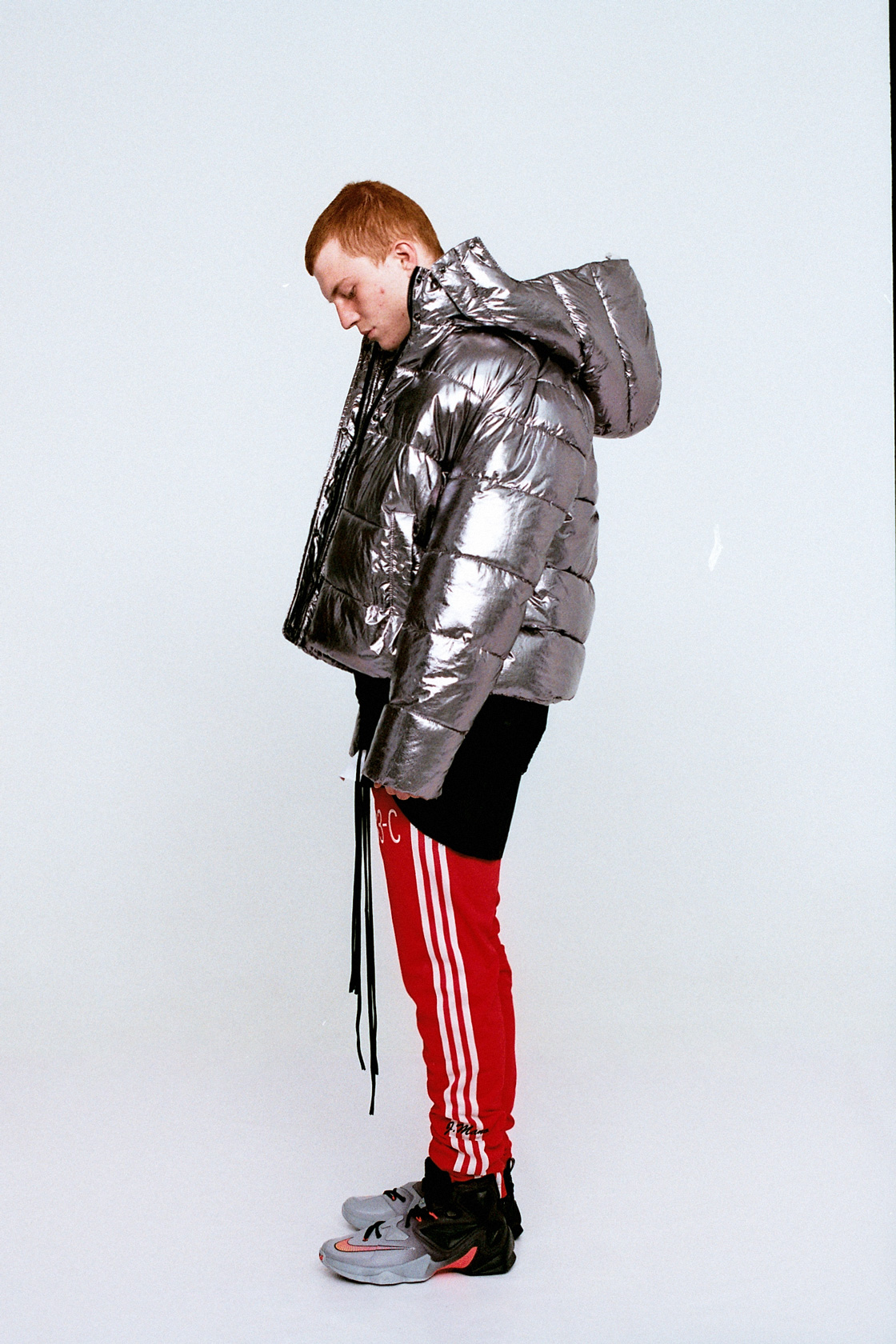 Блуза Error Of Youth от Totally Erected Store, спортен панталон adidas, маратонки Nike от Foot Court