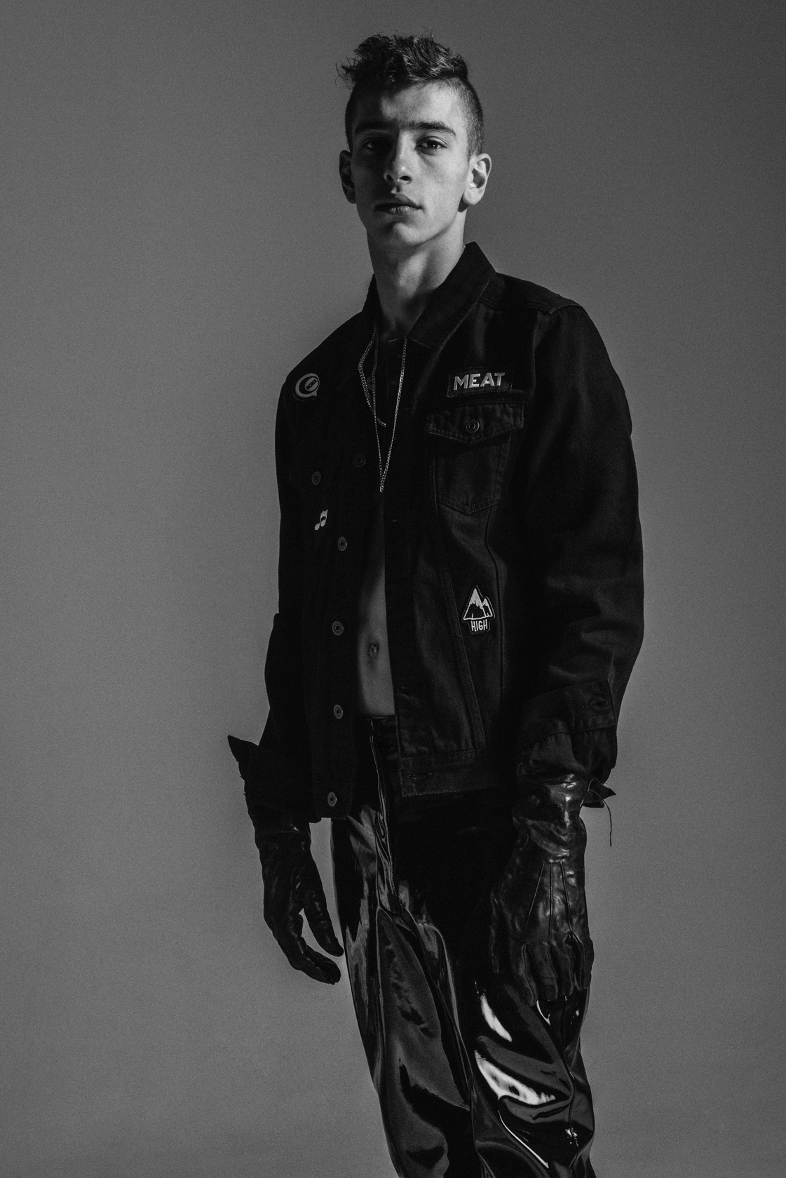 Яке Scotch&Soda от Collective, панталон H&M, ръкавици Isaac Salam от Plus Zero Concept Store