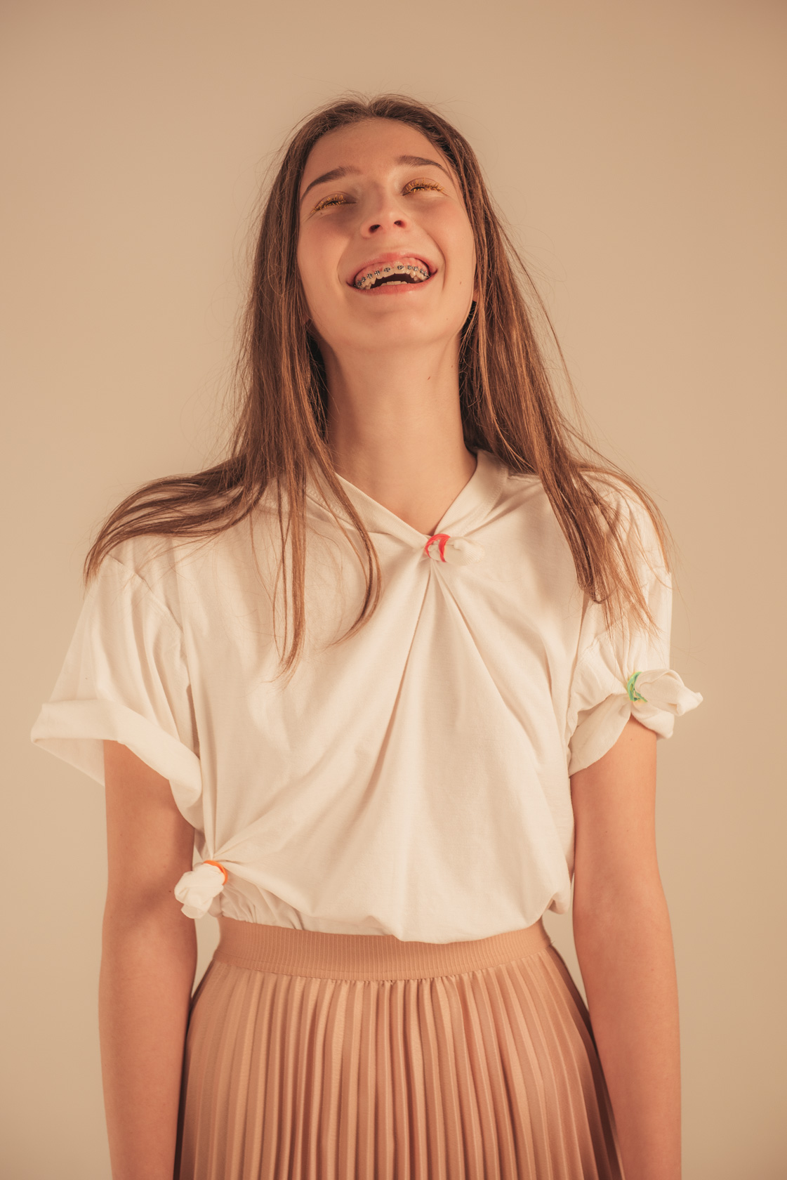 Александра е с тениска и пола H&M