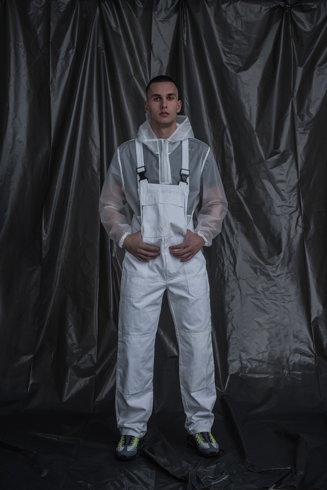 Суитчър H&M Studio, тениска Reebok, маратонки NIKE от Foot Court
