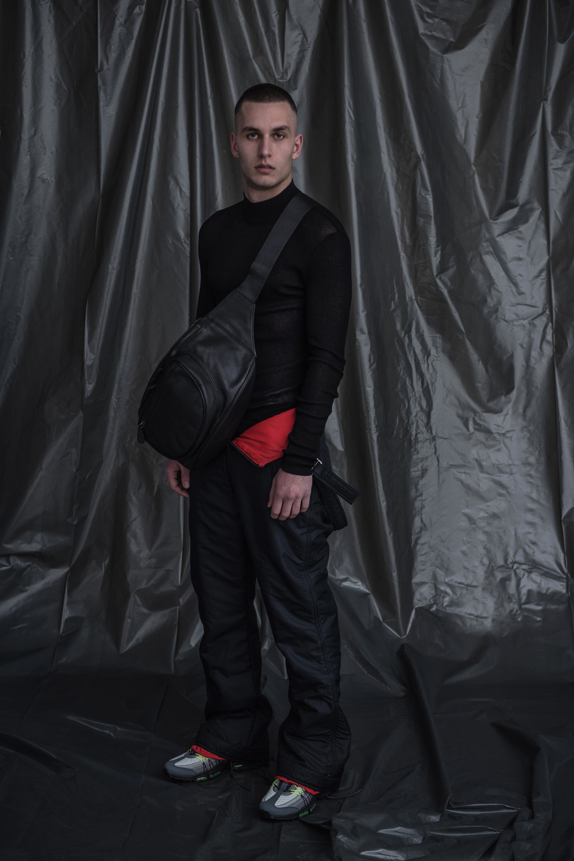 Блуза H&M, чанта H&M X Masion Margiela, маратонки NIKE от Foot Court