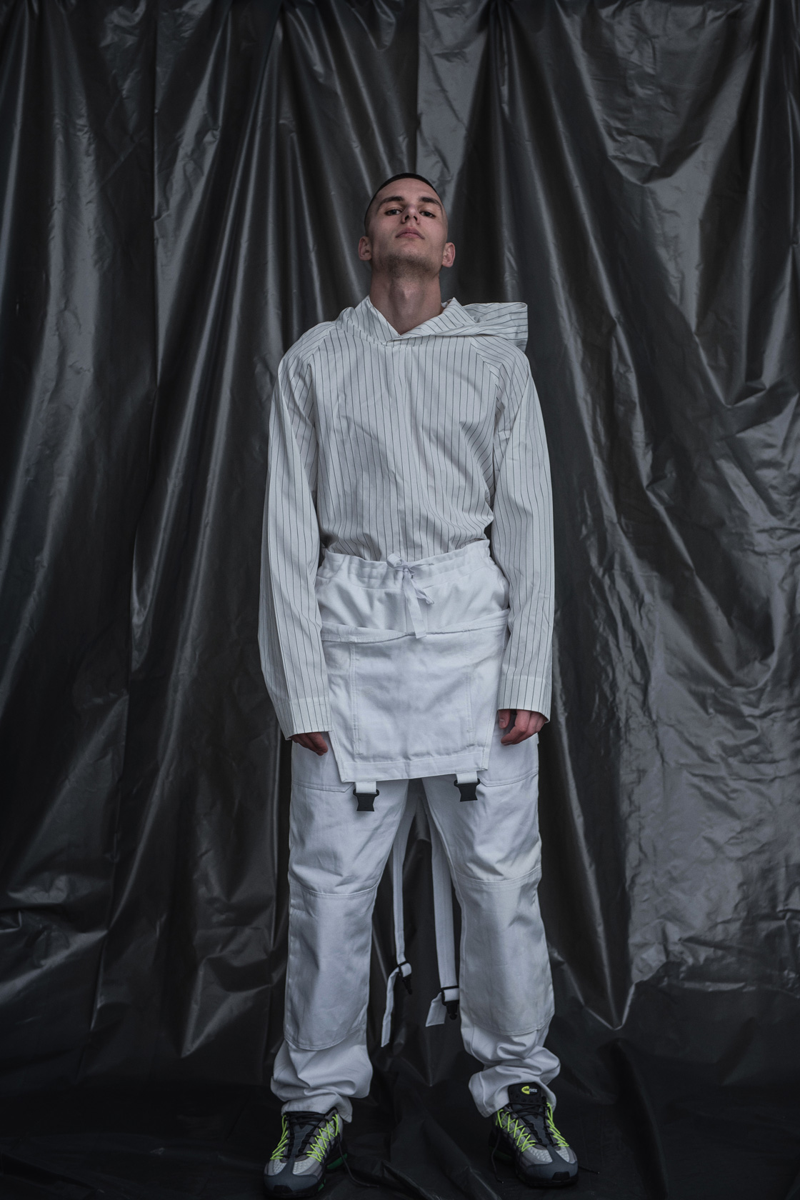 Суитчър и спортен панталон H&M Studio, маратонки NIKE от Foot Court