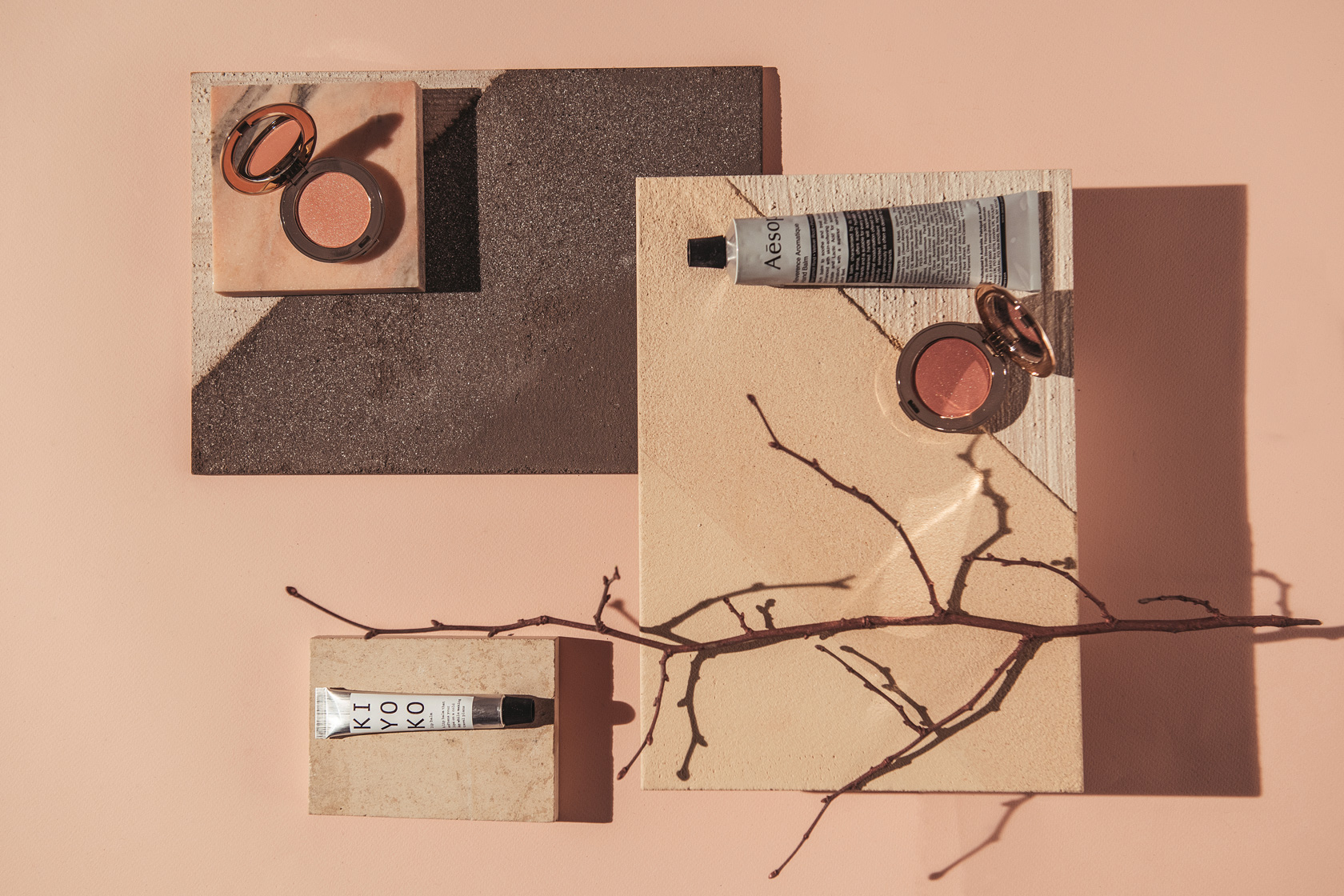 Крем за ръце Aesop 55 лв. от Plus Zero Concept Store. Балсам за устни Kiyoko 26 лв. от HYGGE. Минерален руж Jane Iredale 42 лв. от Шипка. Крем за ръце Aesop 55 лв. от Plus Zero Concept Store. Балсам за устни Kiyoko 26 лв. от HYGGE. Минерален руж Jane Iredale 42 лв. от Шипка.