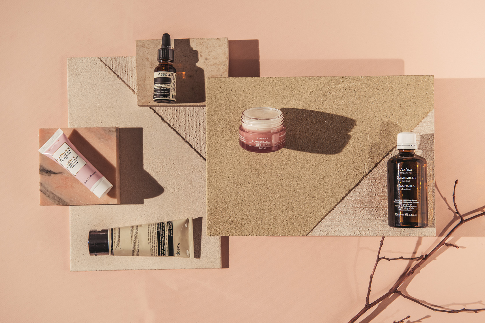Ексфолиант за лице Aesop 84 лв. и серум за очи Aesop 75 лв. от Plus Zero Concept Store. Вода за лице с лайка Ecomaat 14 лв. от Beauty Lab. Маска за лице с нар 12 лв. и крем за лице с нар 38 лв. Korres от Beauty Lab. Ексфолиант за лице Aesop 84 лв. и серум за очи Aesop 75 лв. от Plus Zero Concept Store. Вода за лице с лайка Ecomaat 14 лв. от Beauty Lab. Маска за лице с нар 12 лв. и крем за лице с нар 38 лв. Korres от Beauty Lab.