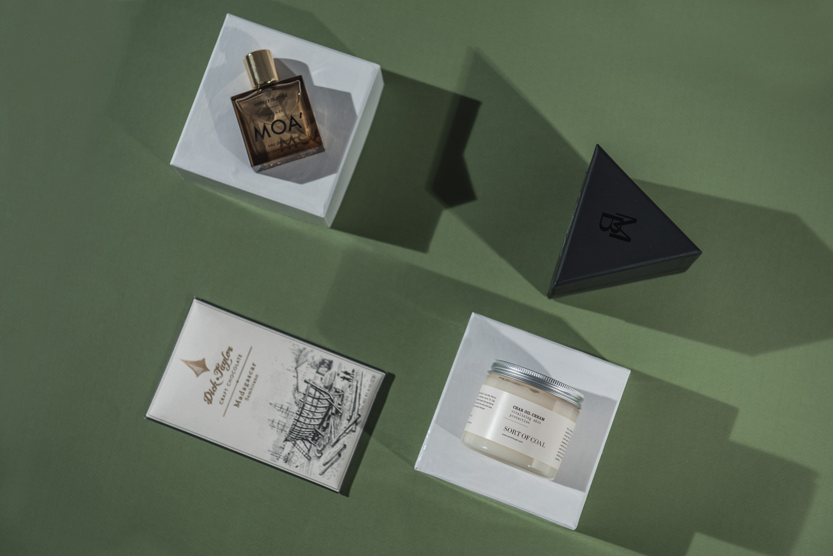 Парфюм MOA 160 лв. от Plus Zero Concept Store. Крем Sort of Coal 48 лв. и черен шоколад Madagascar на Dick Taylor 25 лв. от HYGGE Парфюм MOA 160 лв. от Plus Zero Concept Store. Крем Sort of Coal 48 лв. и черен шоколад Madagascar на Dick Taylor 25 лв. от HYGGE