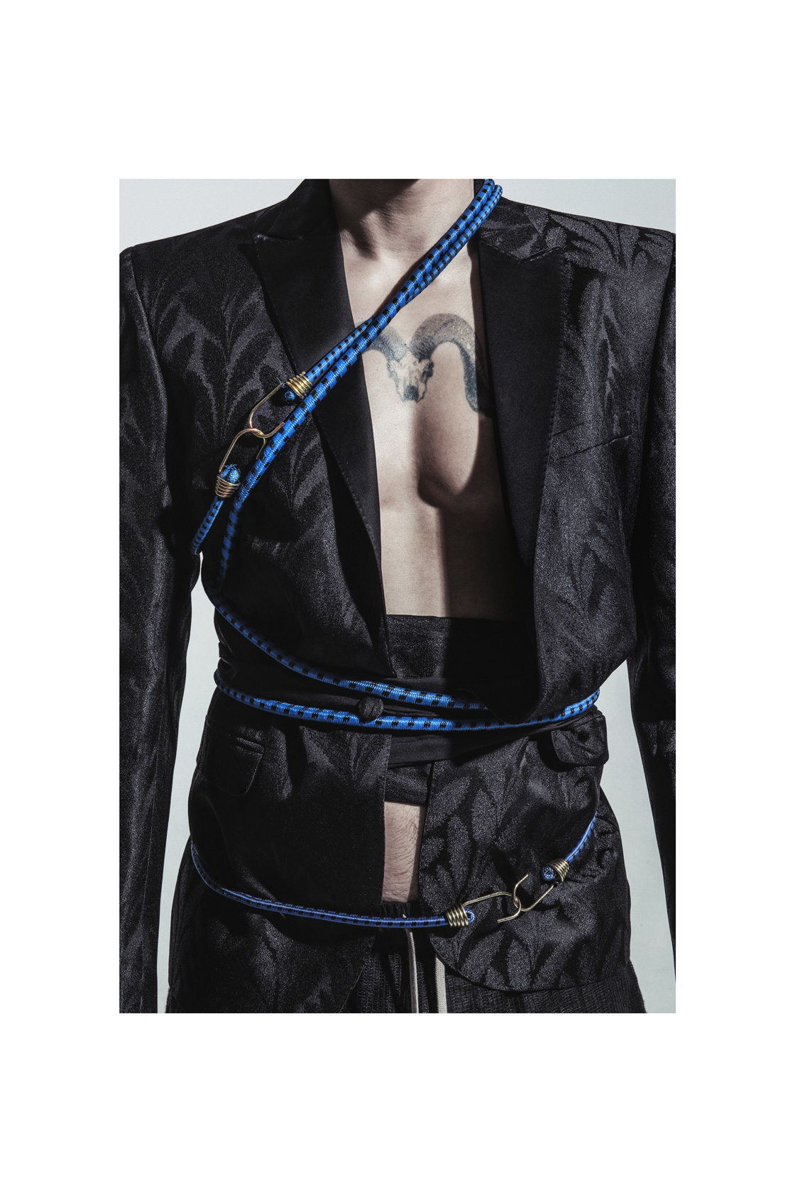 Сако, шал и пояс H&M Conscious Exclusive, панталон Rick Owens от Plus Zero Concept Store