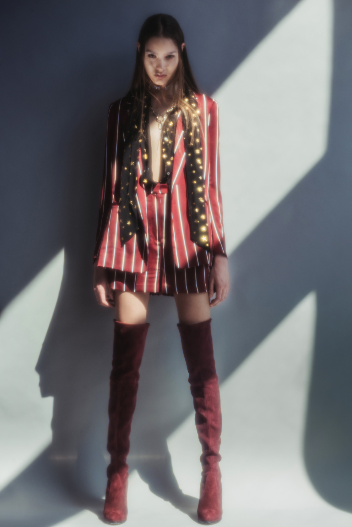 Сако и панталон H&M, риза SCOTCH&SODA, чизми Stuart Weitzman