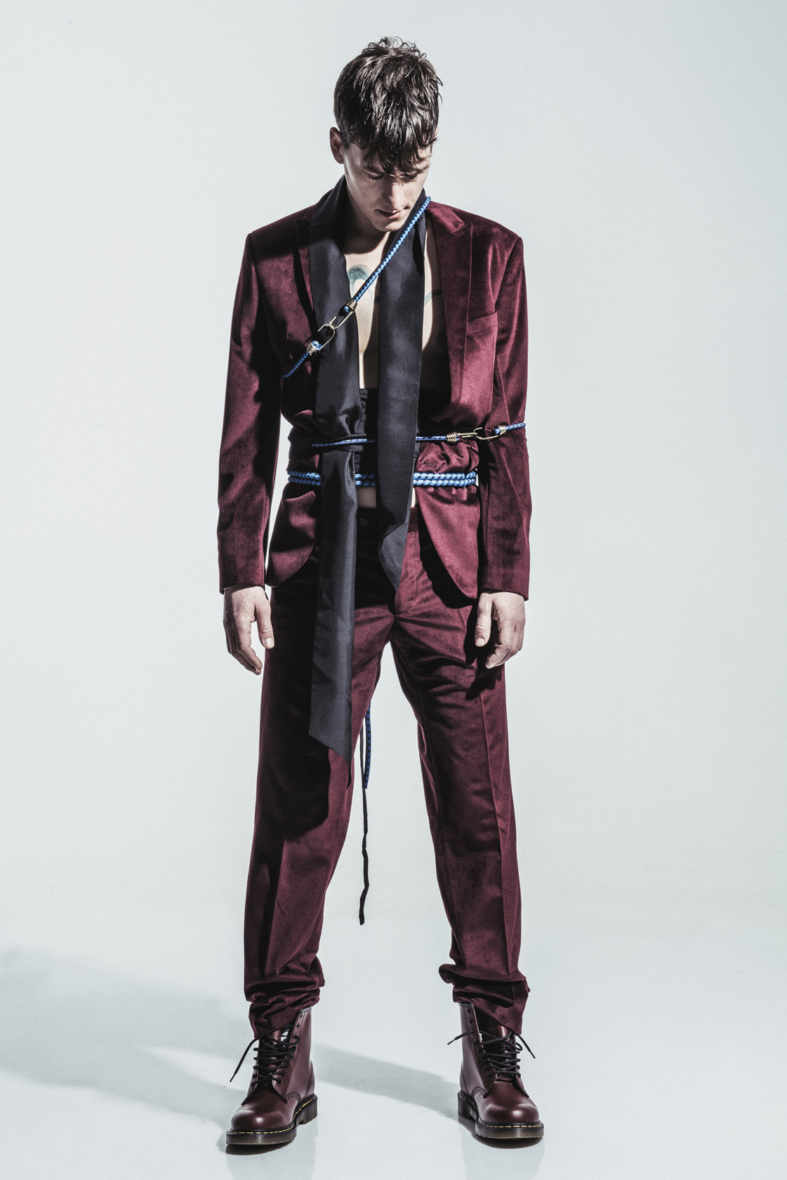 Сако и панталон Andrews, шал и пояс H&M Conscious Exclusive, кубинки Dr. Martens от Collective