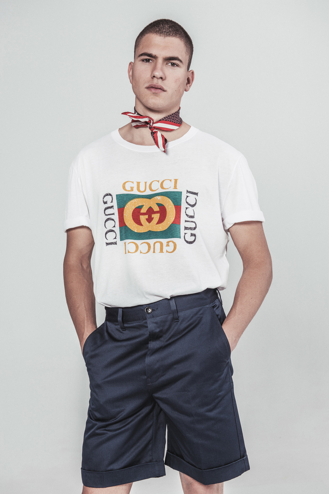 Фишу, тениска, панталон Gucci от Dress Code