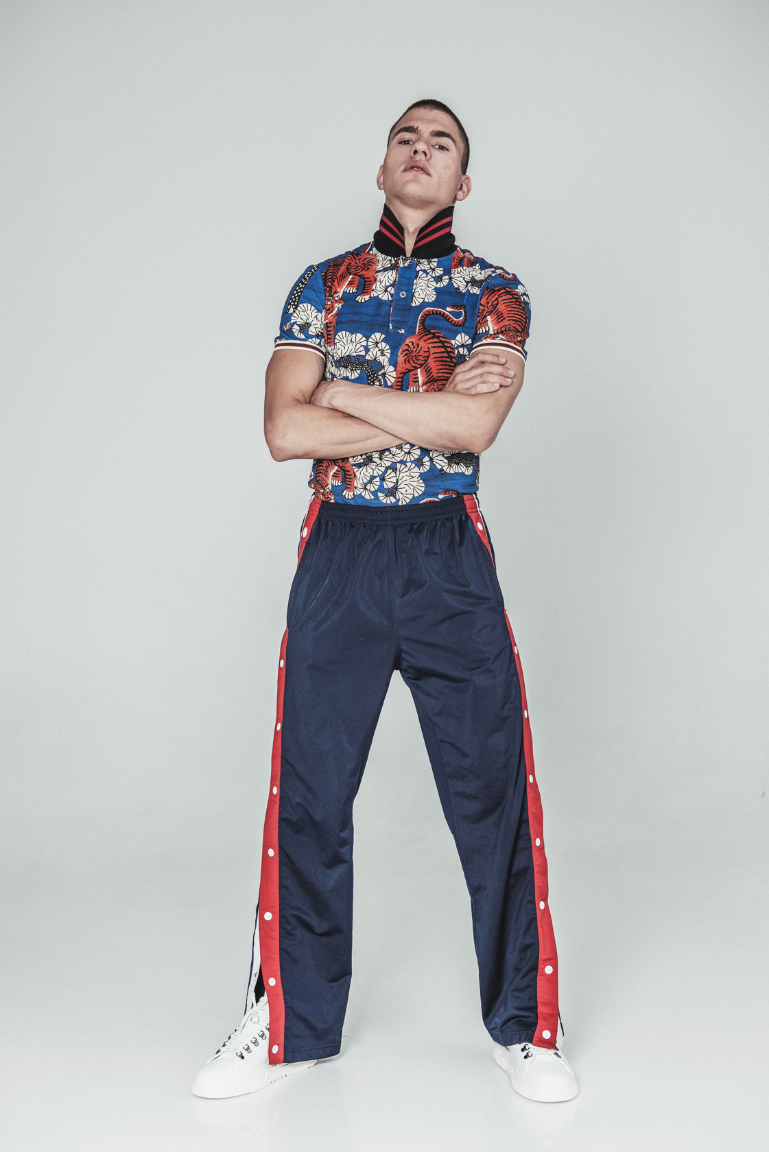 Поло шърт Gucci от Dress Code, обувки Valentino от PAP