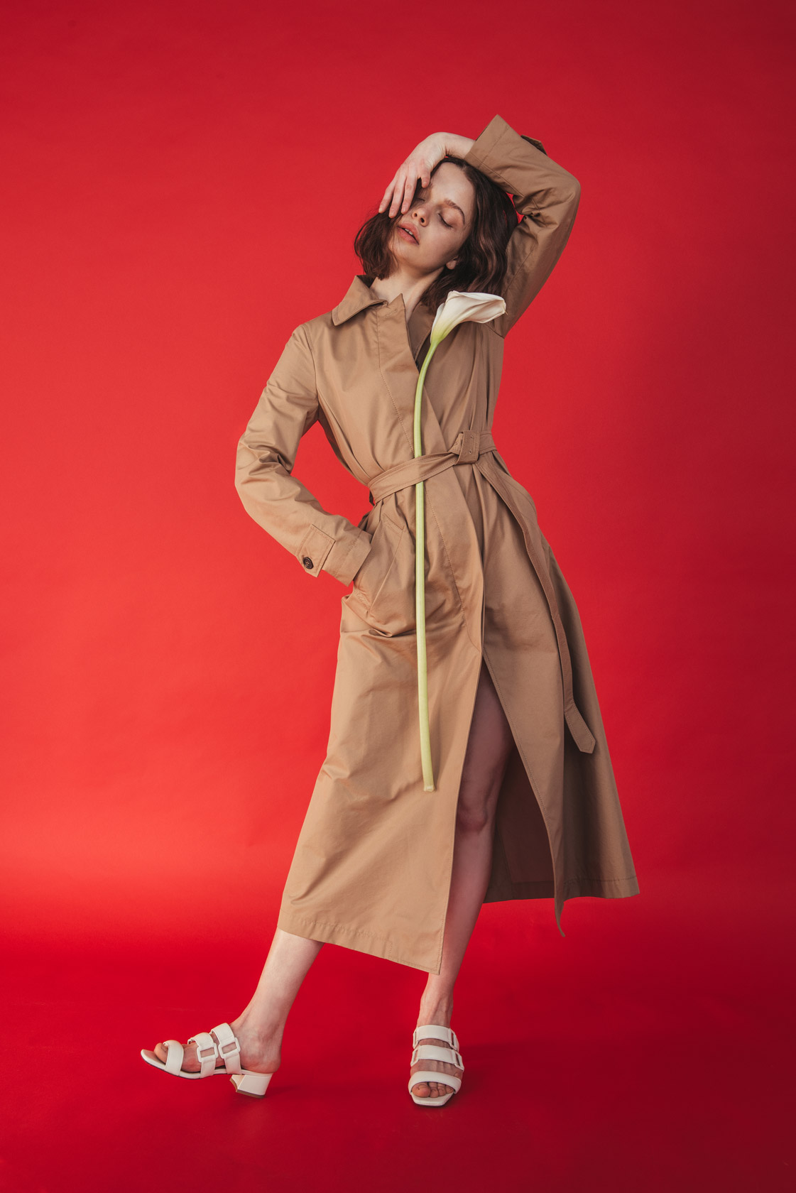 Тренч S Max Mara. Чехли By FAR.
