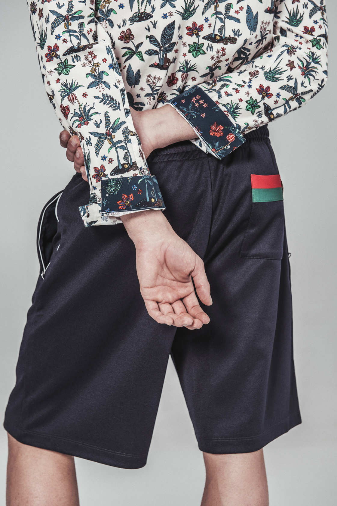 Риза Paul Smith от Trend Box, панталон Gucci от Dress Code
