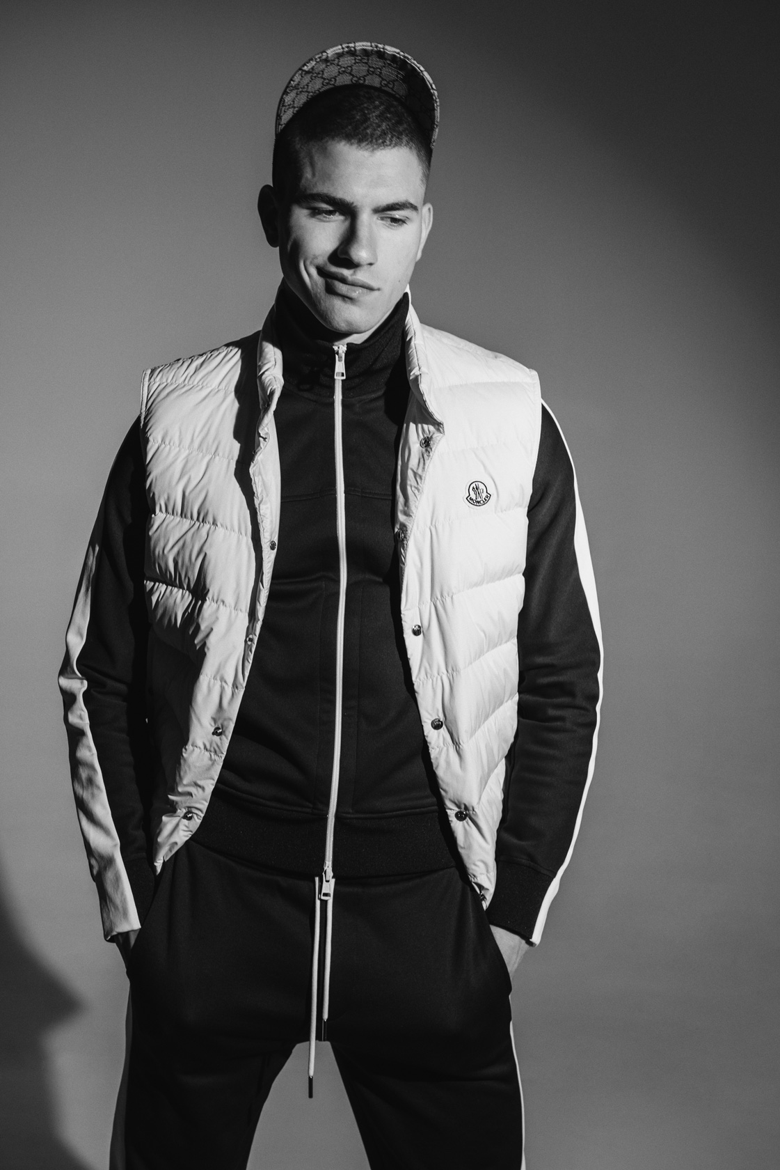 Пухен елек и спортен екип Moncler от PAP, шапка Gucci от Dress Code