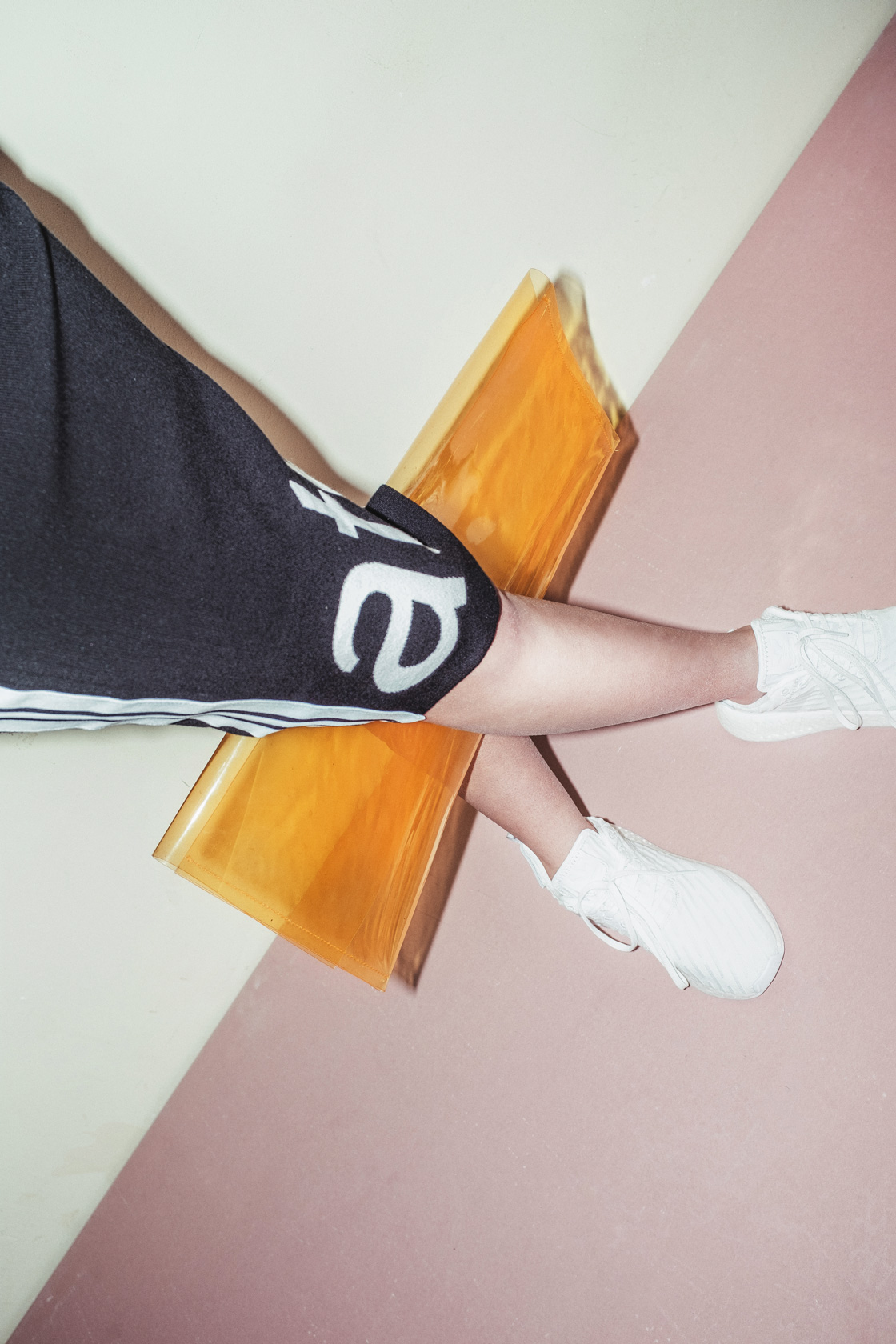 Пола Pinko, клъч Maria Chifligarova, маратонки adidas