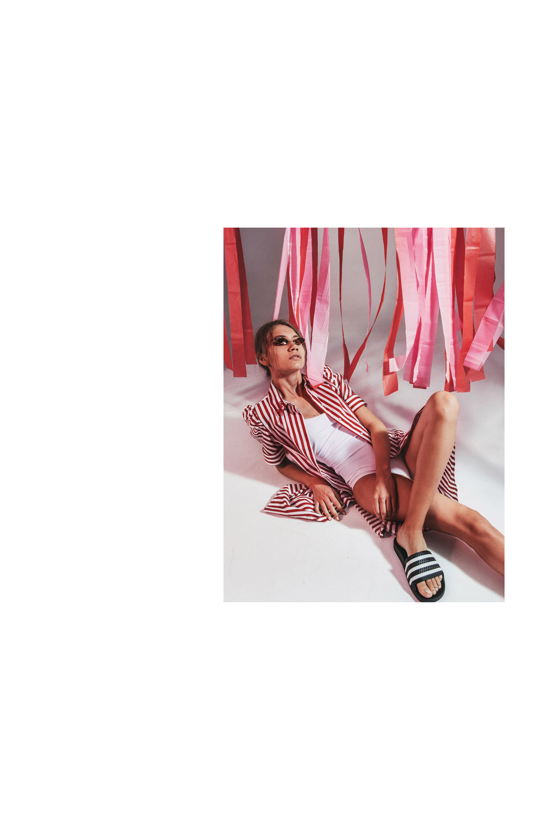 бански Sun Diva Swimwear, рокля Zara, брошка архив, очила Acne Studios от Plus Zero, чехли adidas Originals