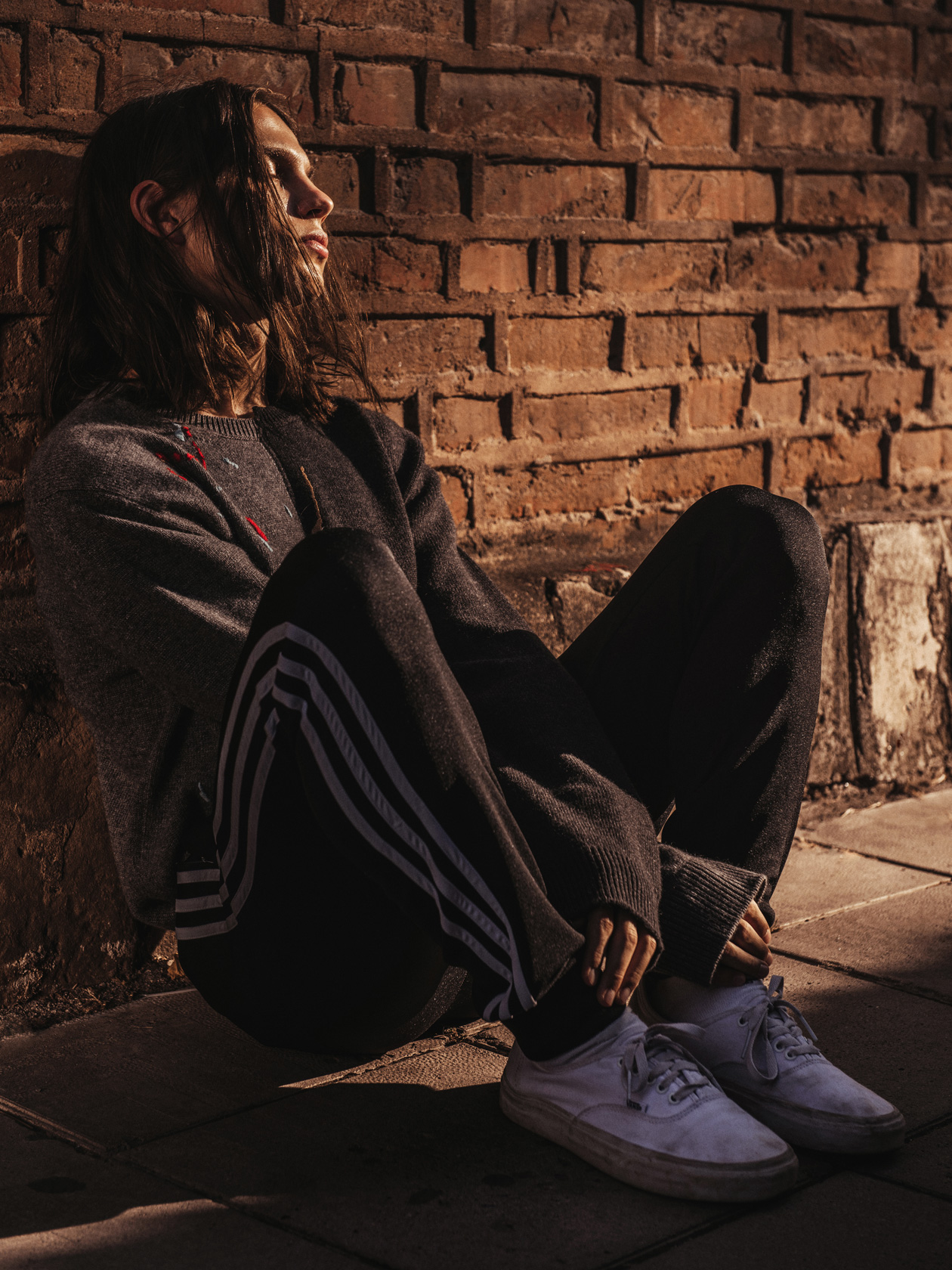 Пуловер Valentino от PAP, спортен панталон adidas, кецове Vans от Contrabanda