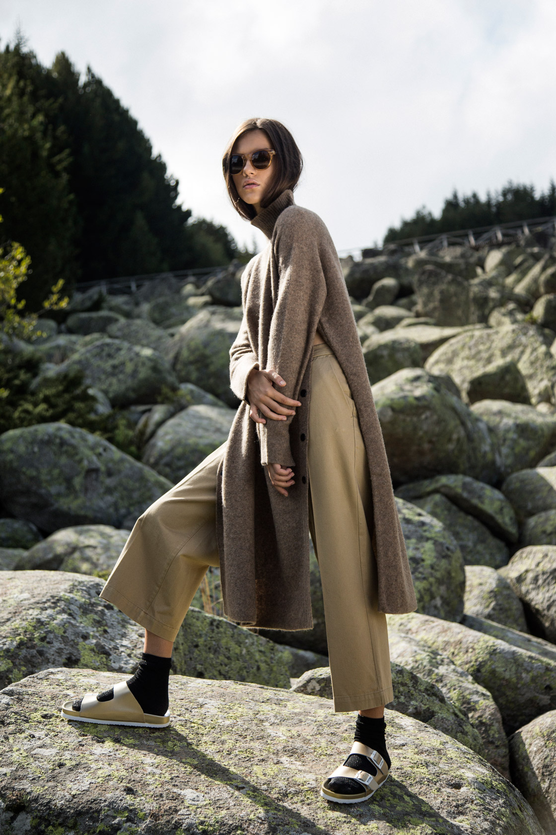 Пуловер Malene Birger от Plus Zero, панталон Scoth & Soda и чехли Pantone Universe от Collective и очила Le Specs от Collective