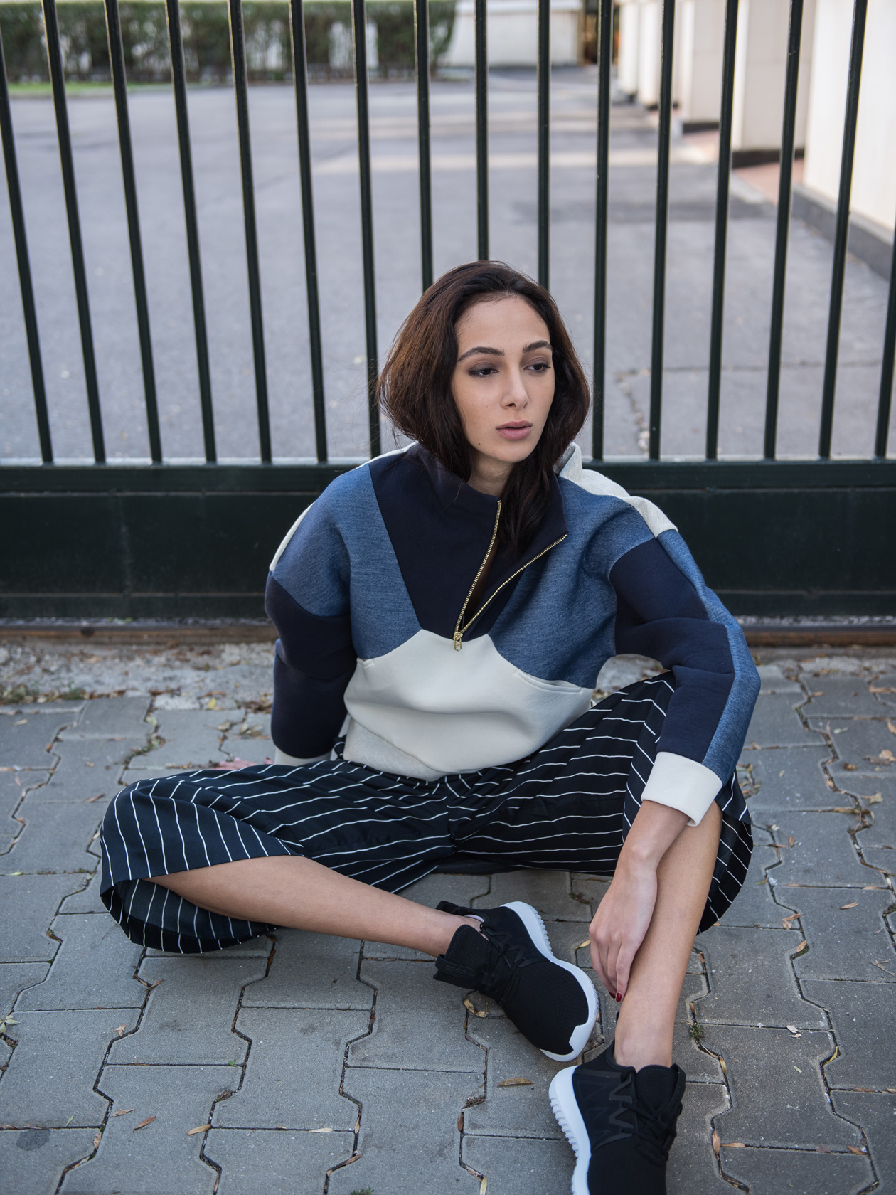 Топ Scotch & Soda от Collective, гащеризон Armani Exchange, маратонки Adidas