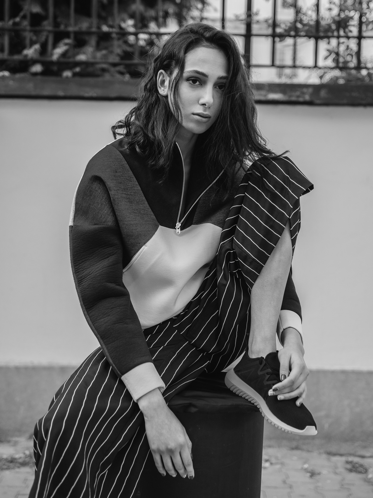 Топ Scotch & Soda от Collective, гащеризон Armani Exchange, маратонки Adidas