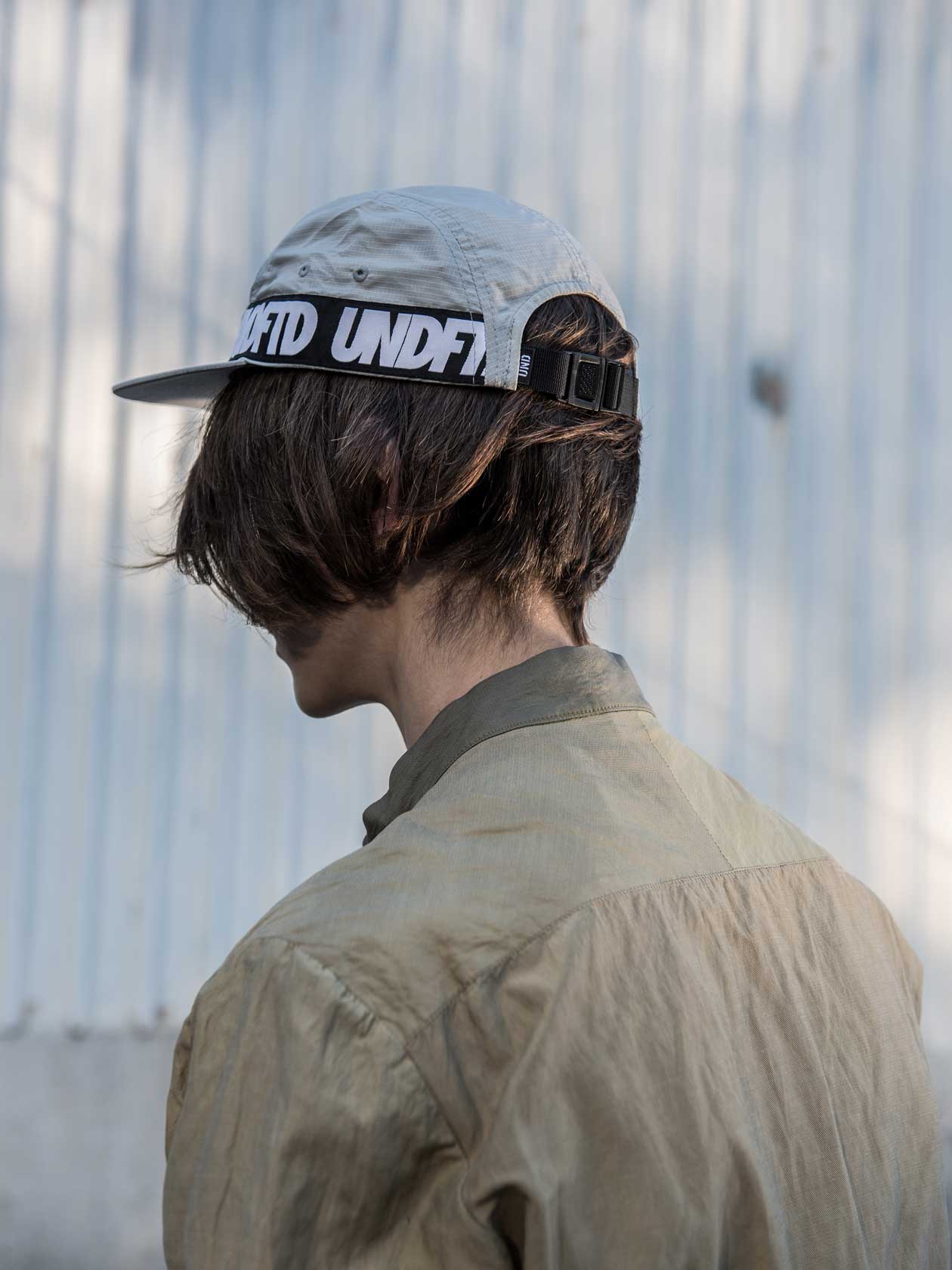 Шапка Undefeated от Blok Shop и риза от Николая Гюрова
