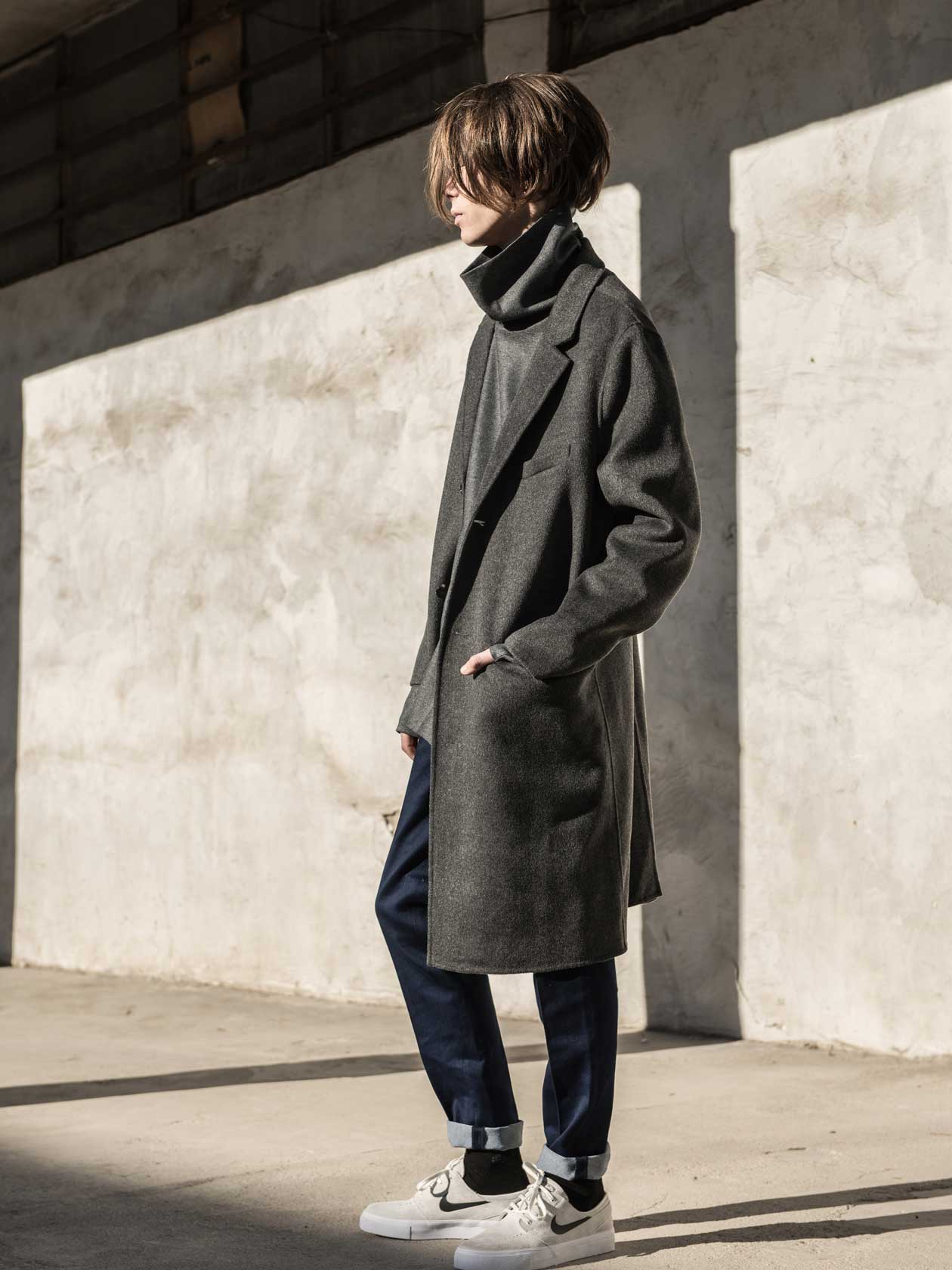Палто H&M, поло Kazuyuki Kumagai от Plus Zero, панталон Scotch & Soda от Collective, маратонки Nike от Blok Shop