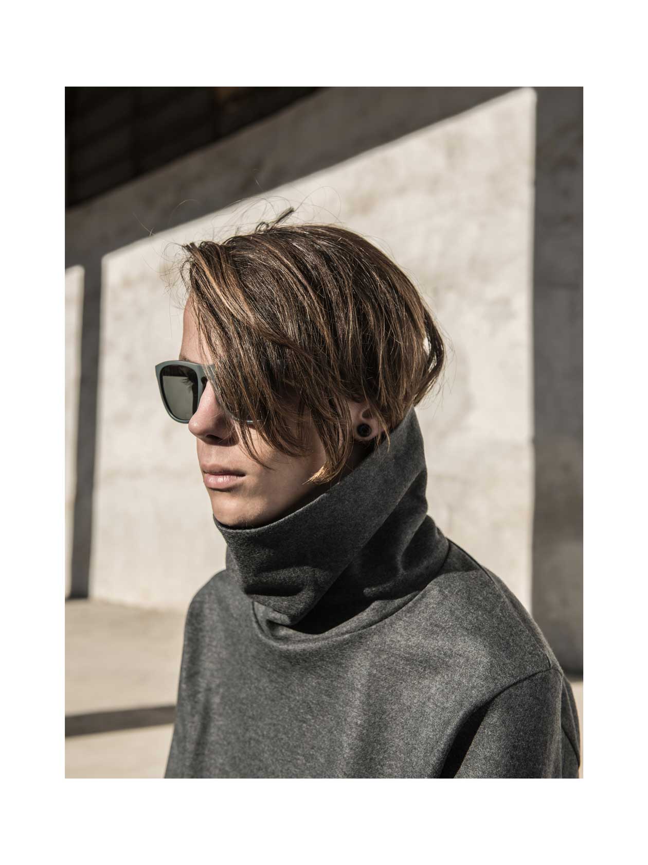Поло Kazuyuki Kumagai от Plus Zero, слънчеви очила Armani Exchange