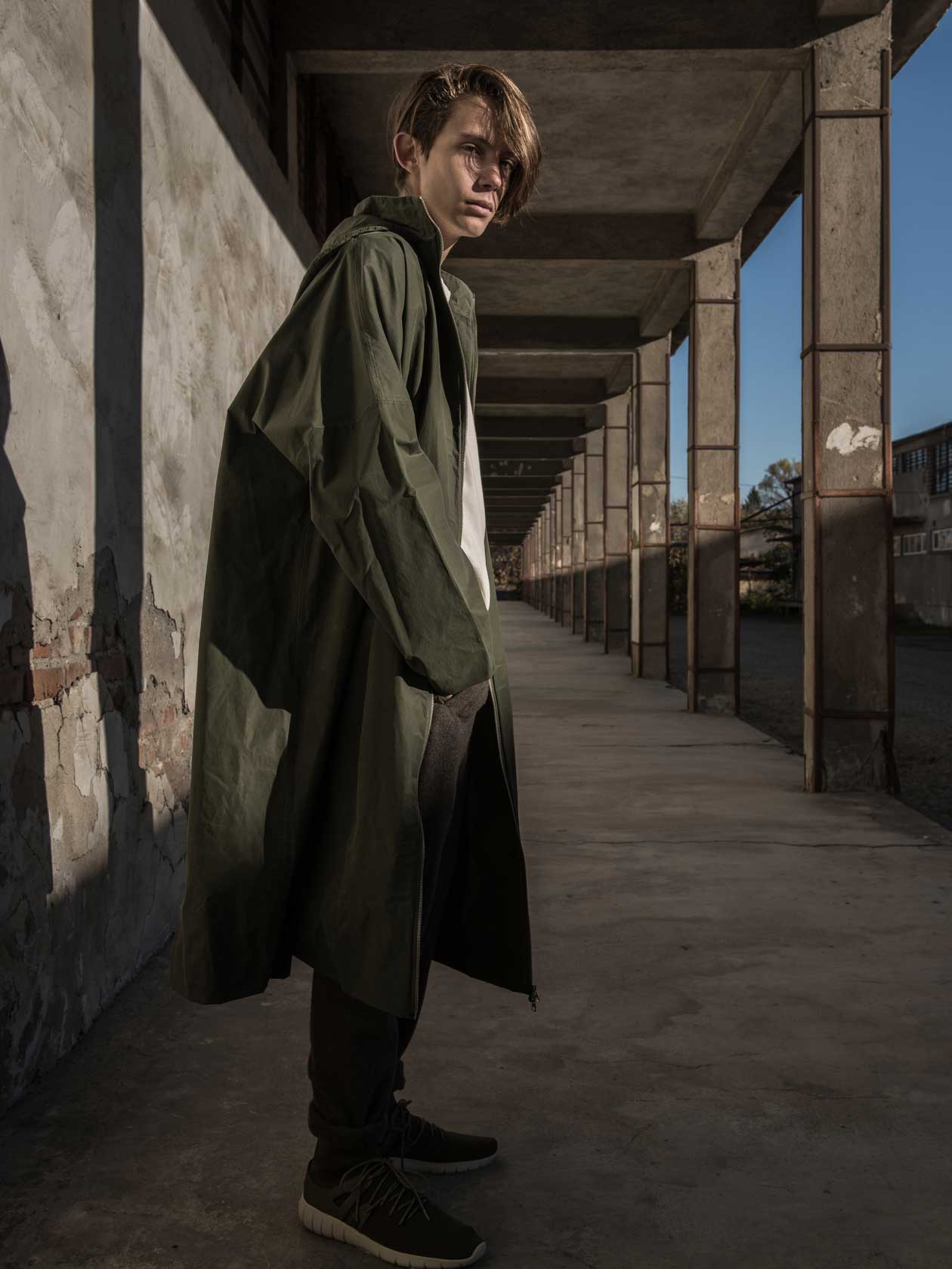 Яке от Николая Гюрова, панталон Ann Demeulemester от Plus Zero, тишърт Franklin Marshal от Collective, маратонки H&M