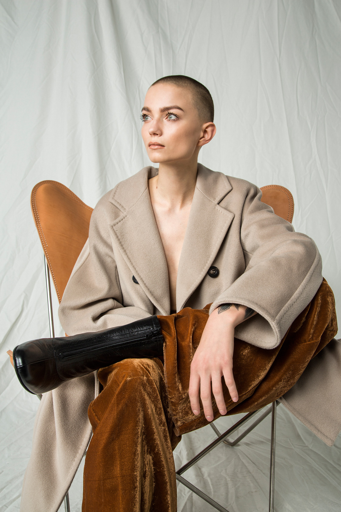 Панталон iBlues от Weekend Max Mara, боти byFar, палто Max Mara